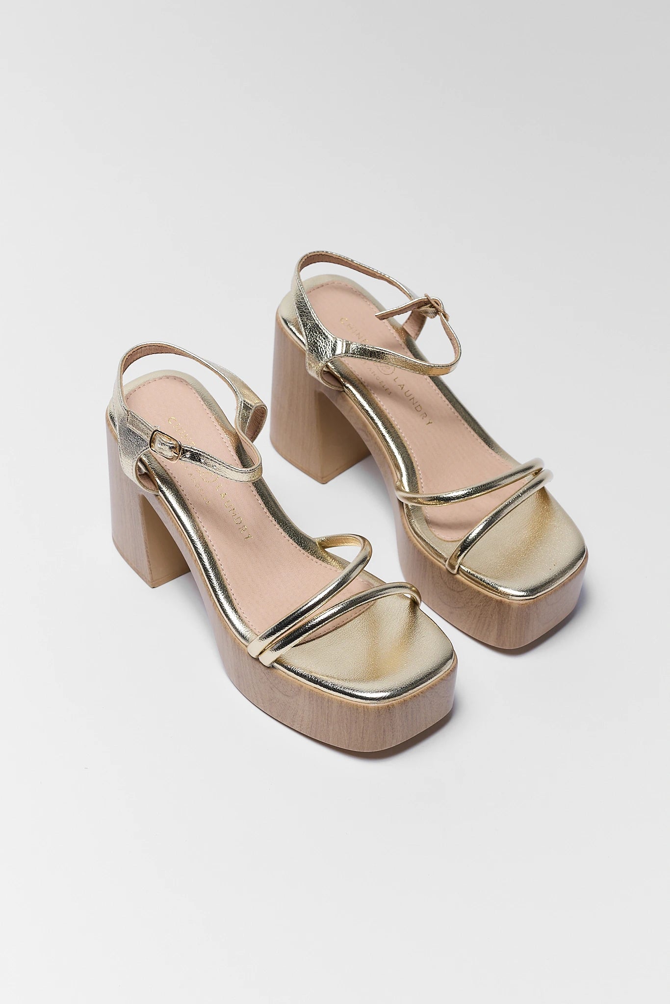 SUKSES888 Arianna Gold Strappy Platform Heels dengan finishing metalik emas