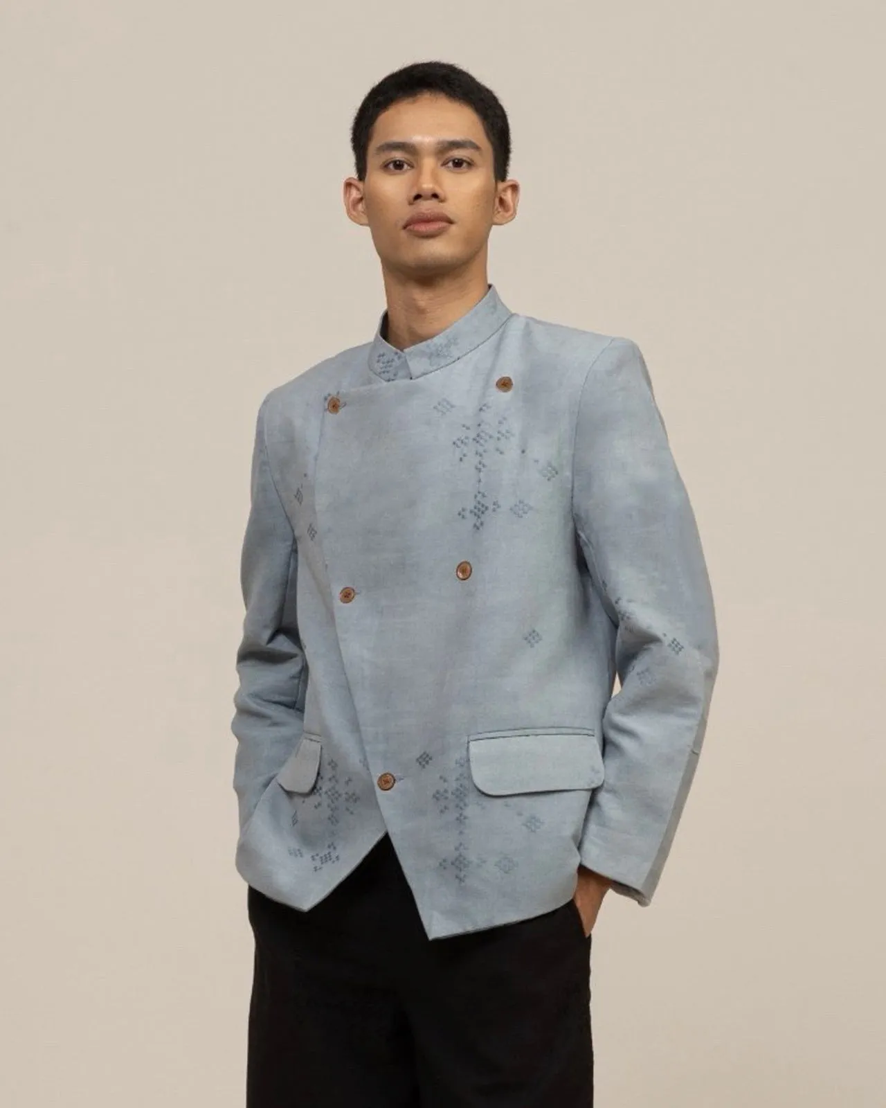 Beskap in Angkasa Jacquard eksklusif dari DUNIA SLOT dengan detail motif etnik