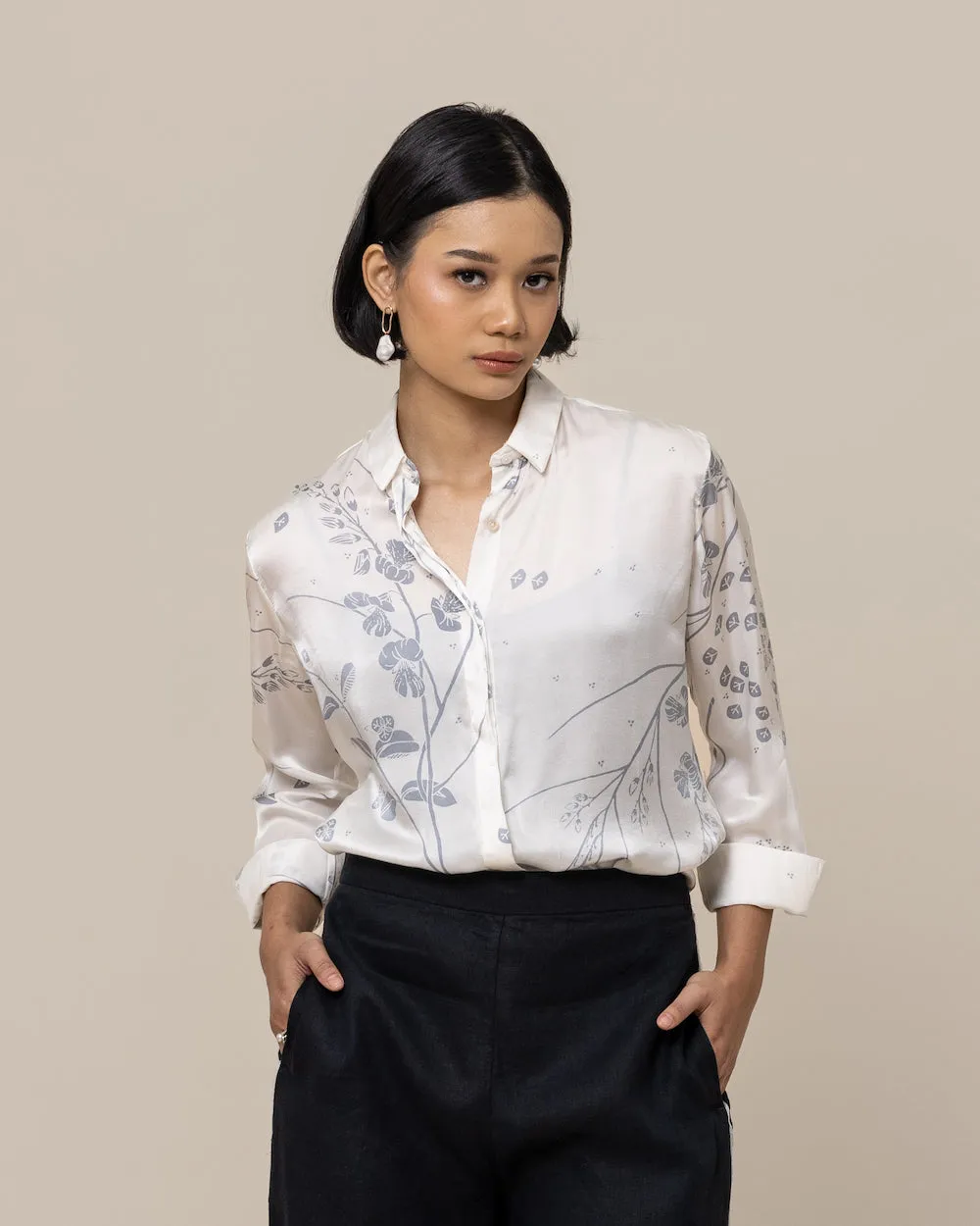 SURYA168 Boss Lady Shirt in Flora tampak depan dengan motif flora elegan