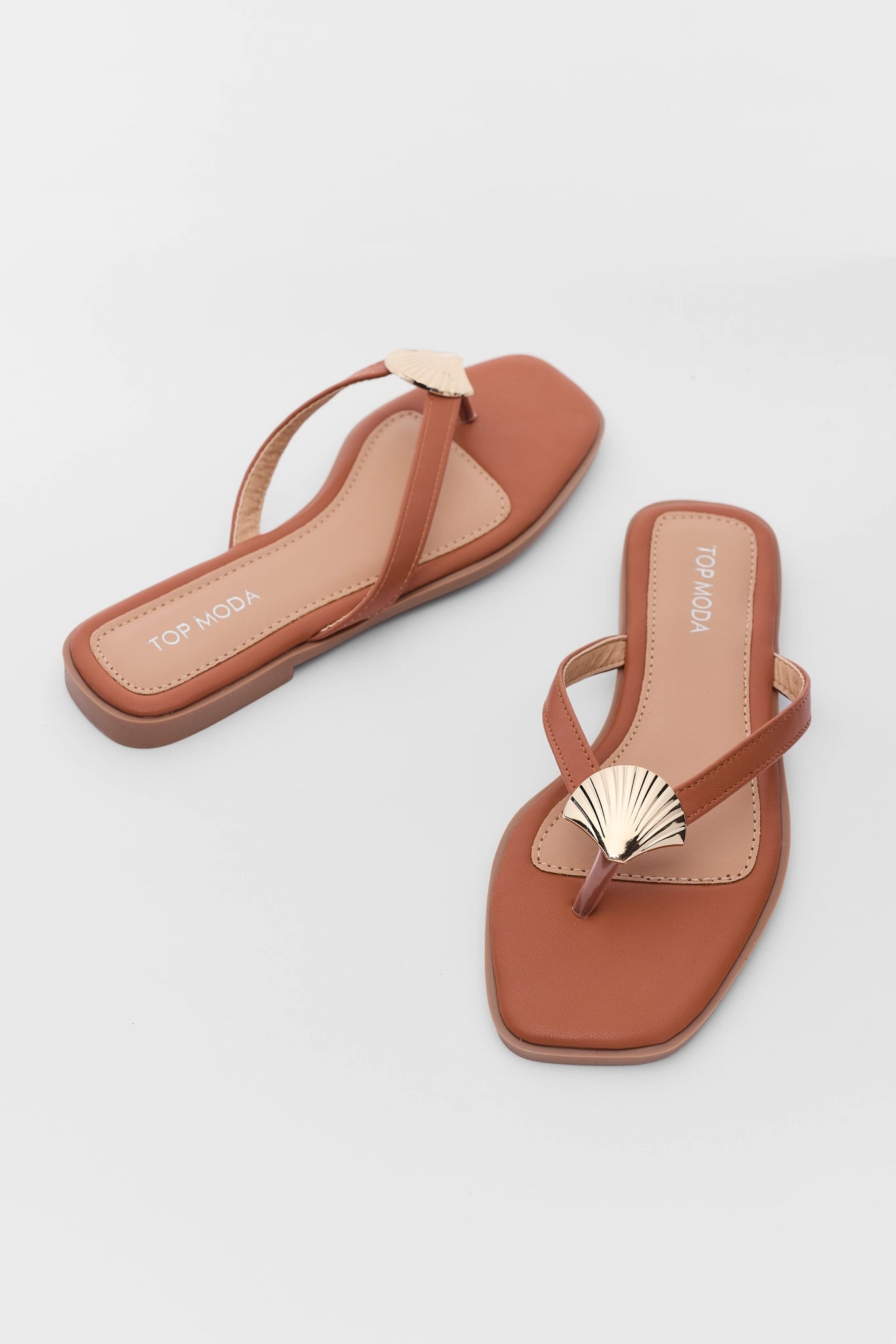 Sandal wanita warna camel dengan detail kerang dari koleksi VIVO4D