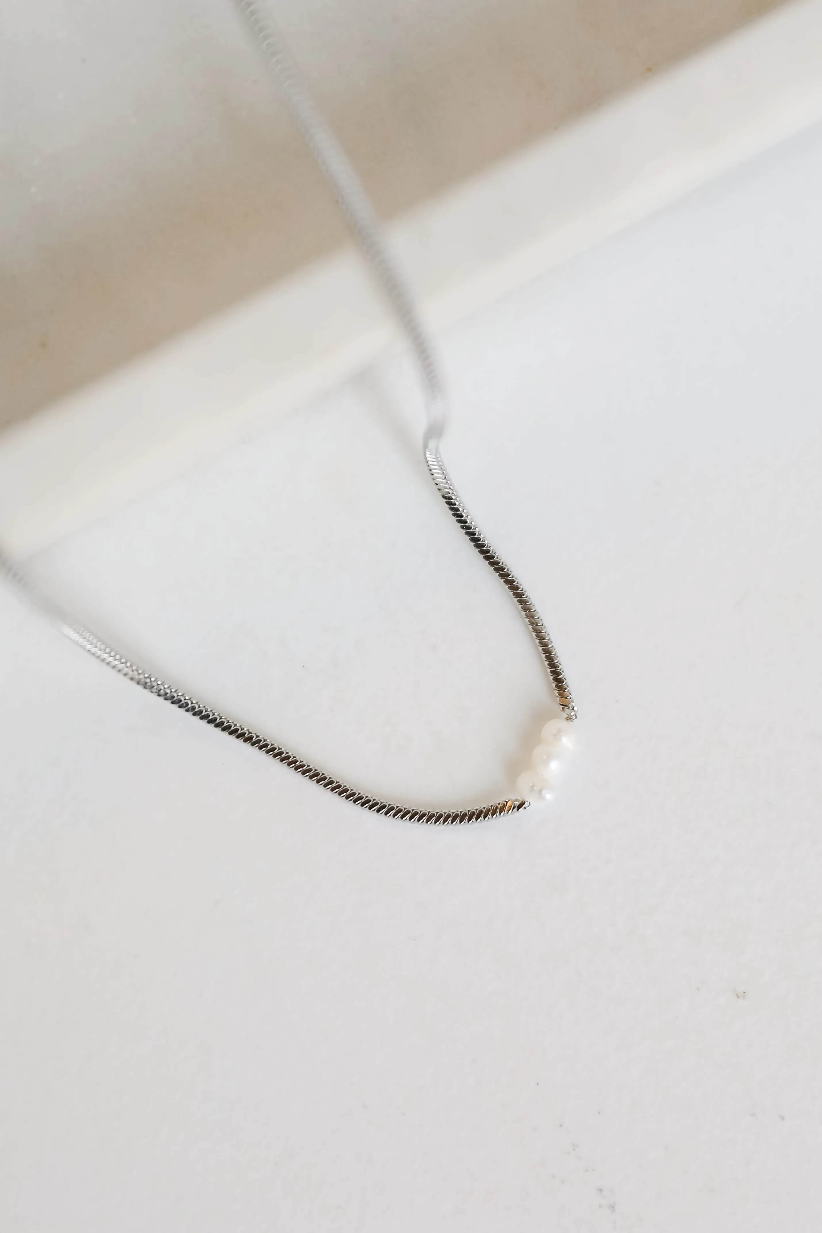 Ellie Silver Pearl Charm Necklace elegan dengan mutiara dari LUCKY SLOT 777