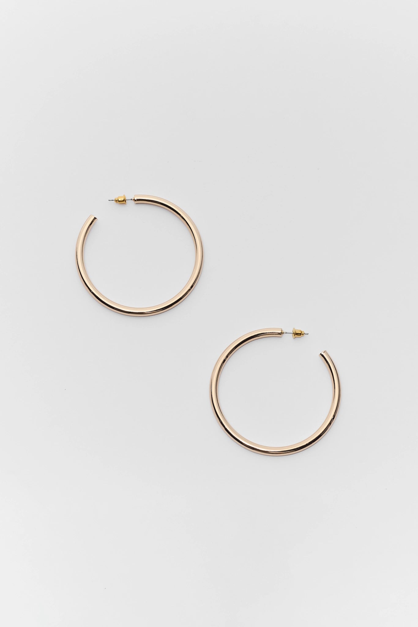 MUSEUMBOLA Emily Gold Medium Hoop Earrings berkilau mewah untuk gaya sehari-hari