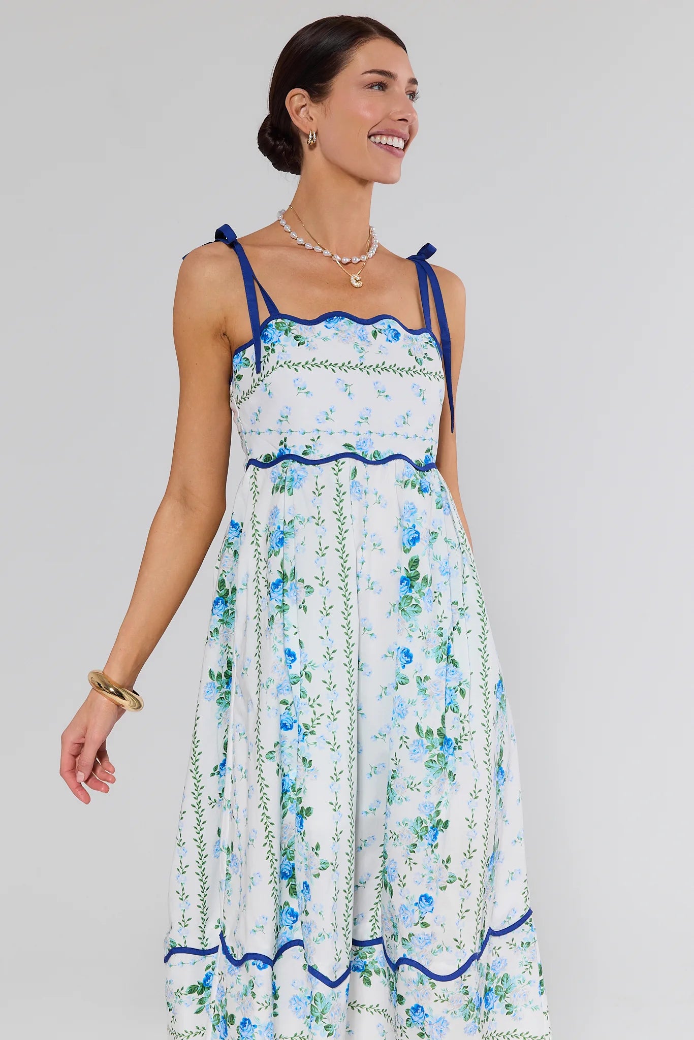 ROMANOBET Flora Blue Floral Print Midi Dress tampak depan dengan motif bunga