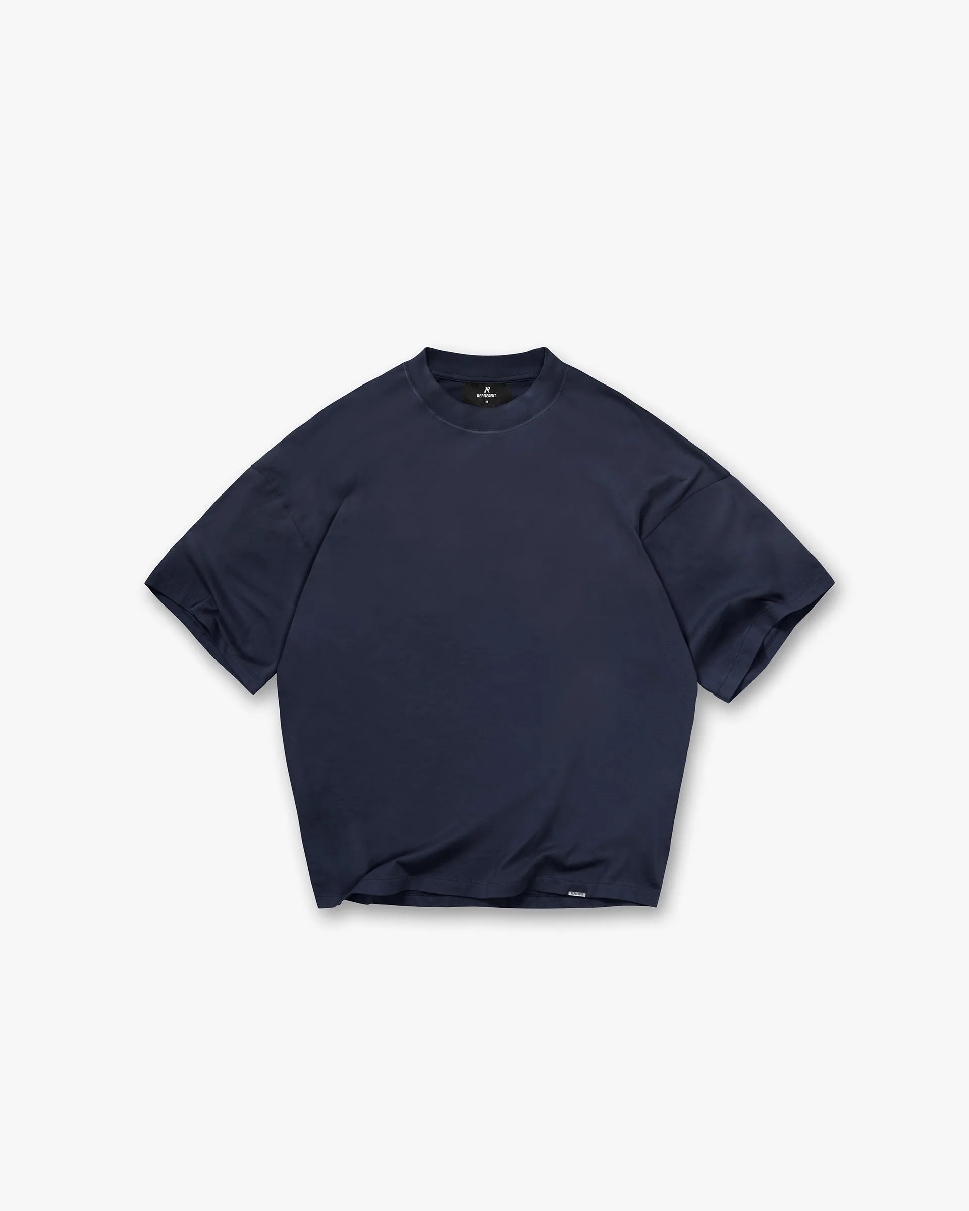 Panduan gaya padu padan kaos oversized pria untuk tampilan kasual modern