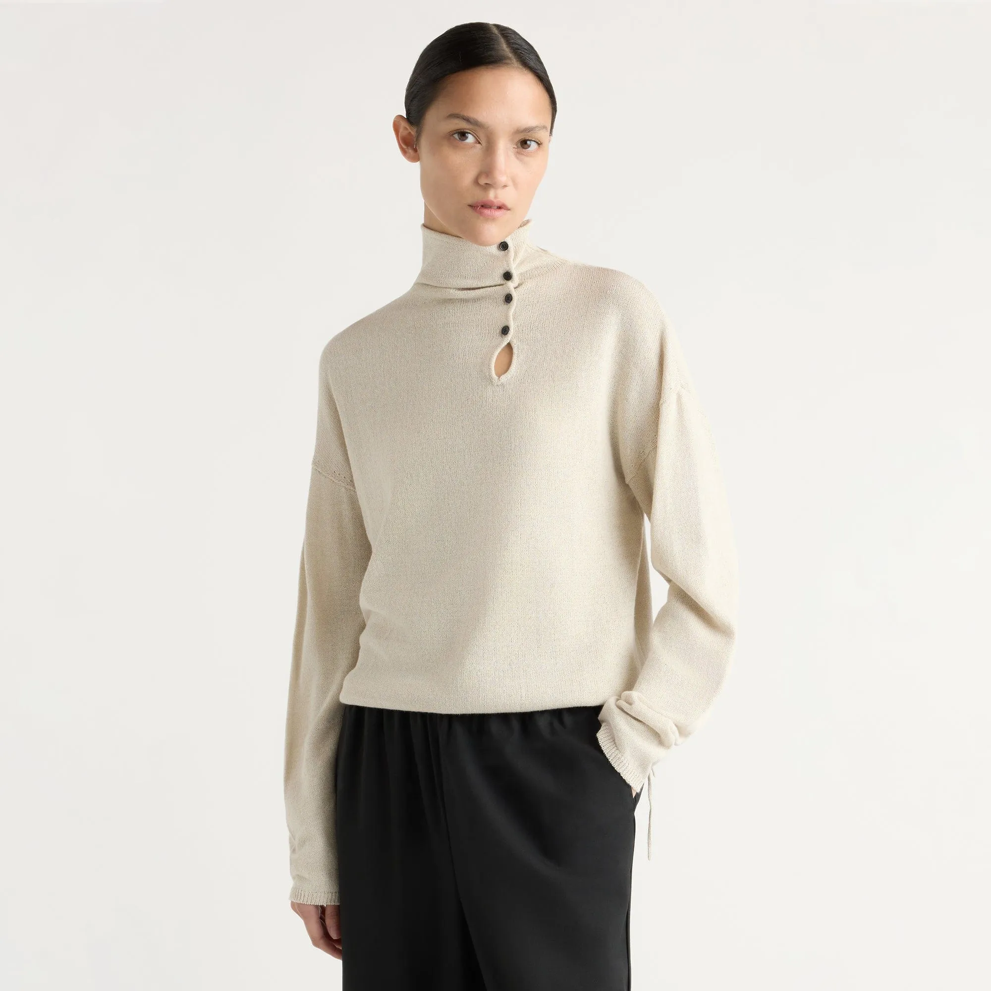 Panduan gaya sweater turtleneck wanita untuk tampilan elegan dan hangat