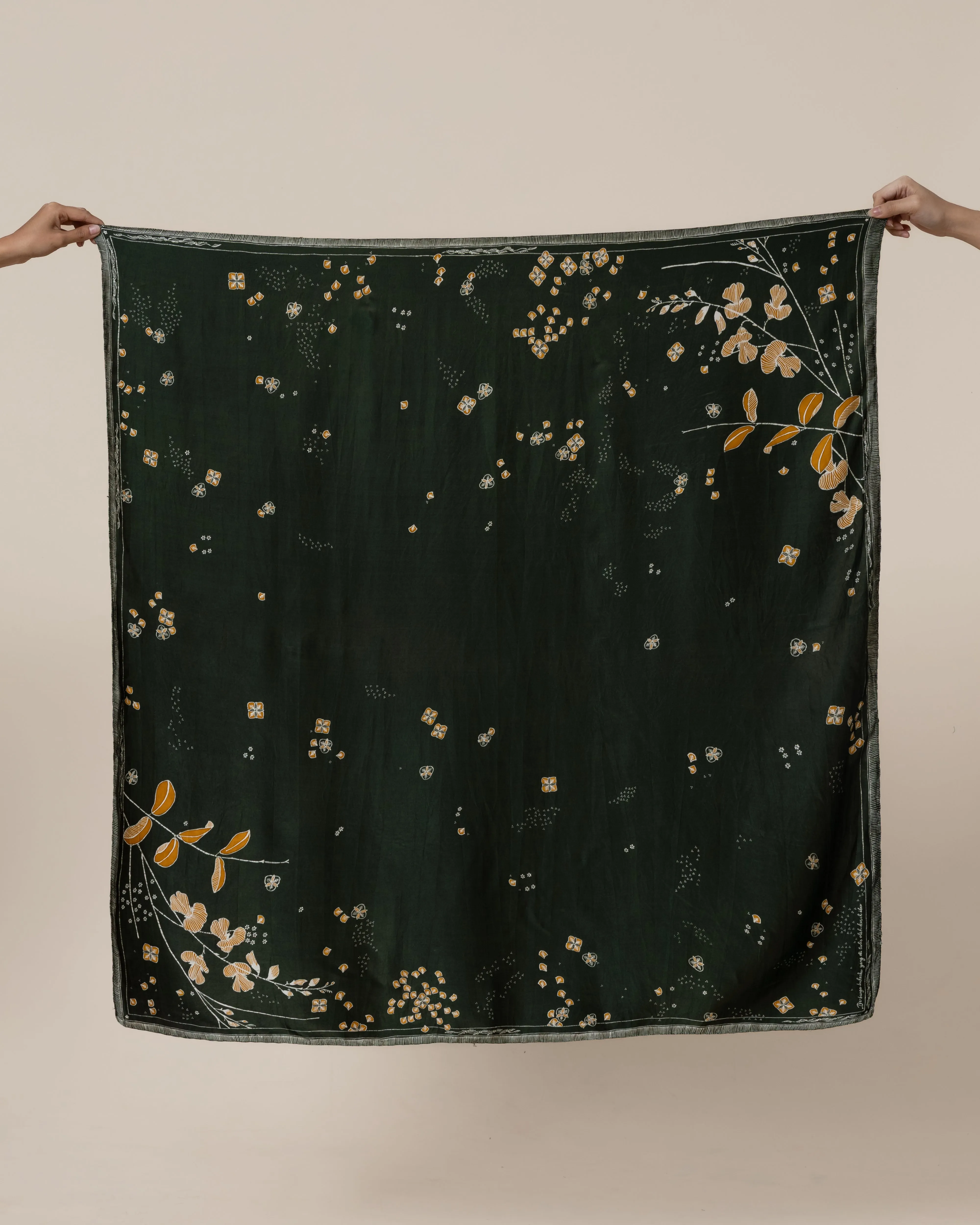 GIAT4D Silk Square Scarf in Flora dengan motif flora mewah dan elegan