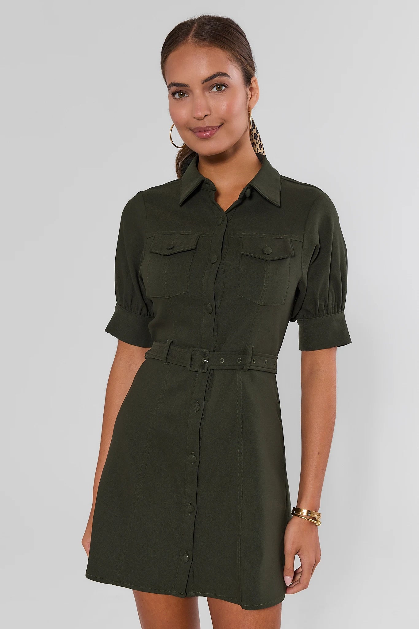 ROMANOBET Green Button Up Belted Short Dress tampak depan dengan ikat pinggang