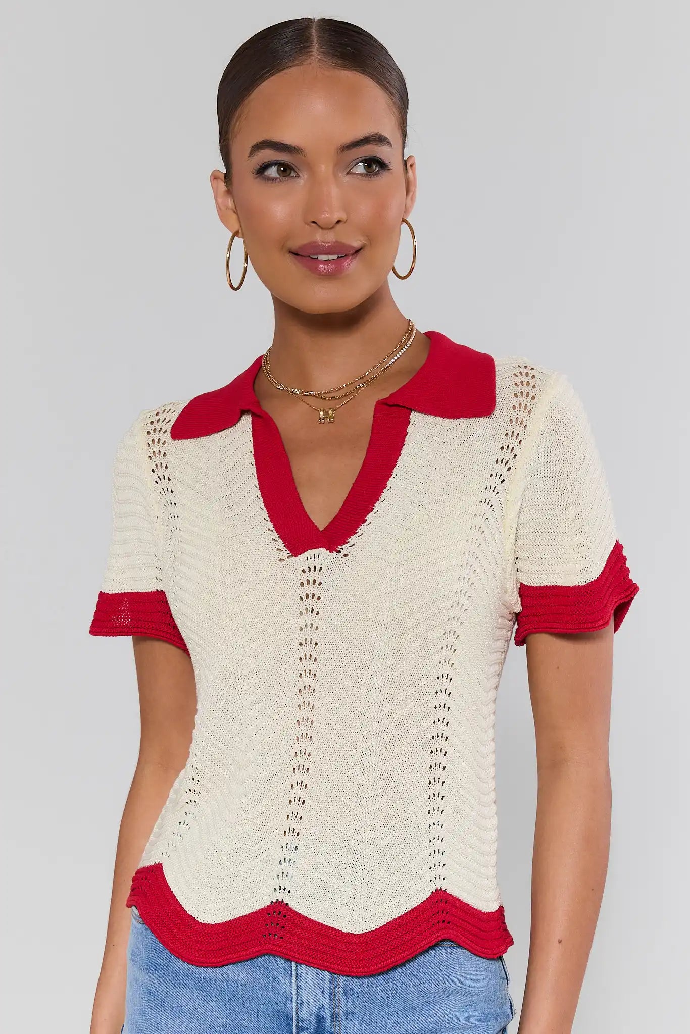 Model mengenakan NYALABET Ivory Knit Contrast Trim Top dengan detail rajut rapi