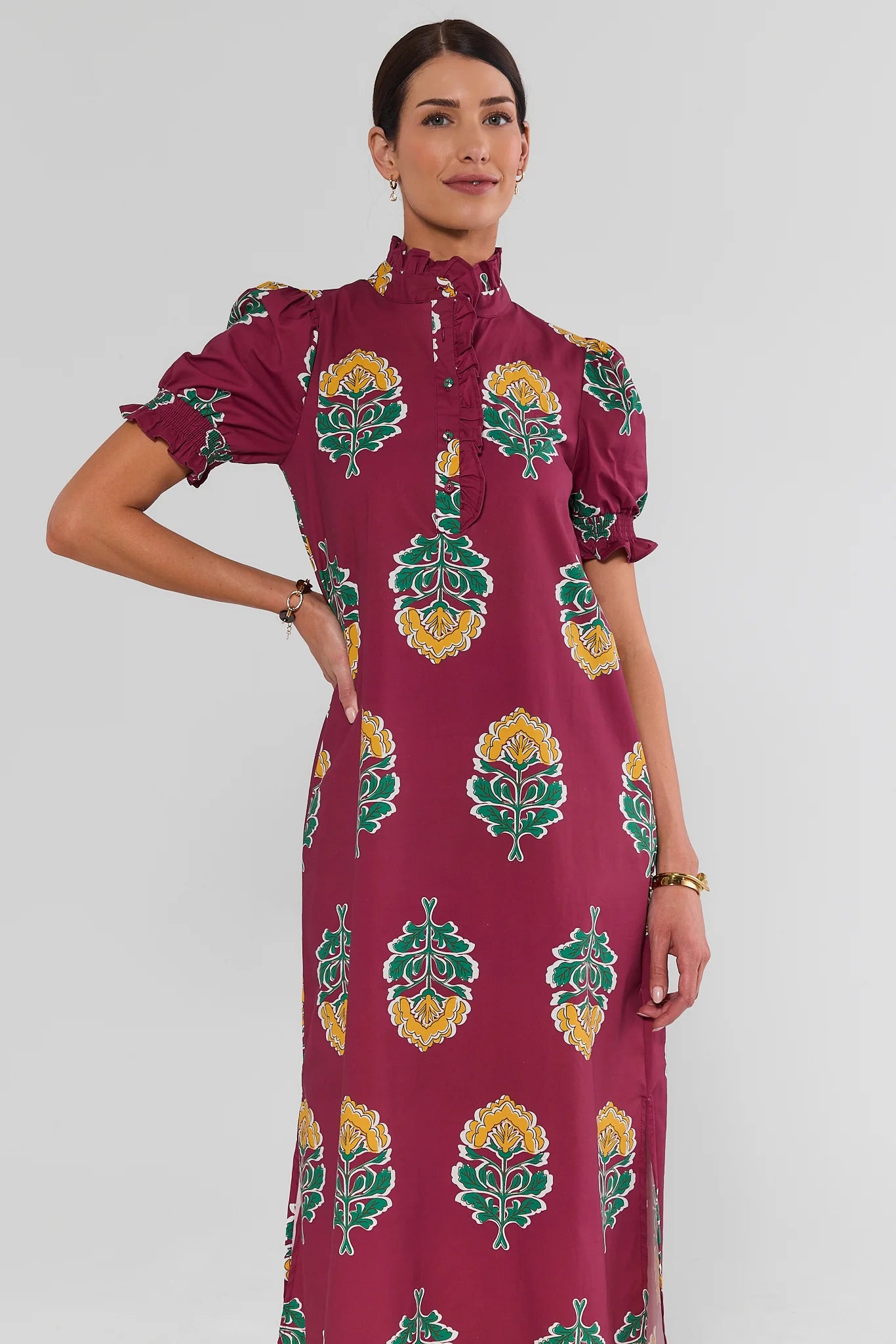 Wanita mengenakan Cream Floral Midi Dress dari KANJENGSLOT berdiri di luar ruangan