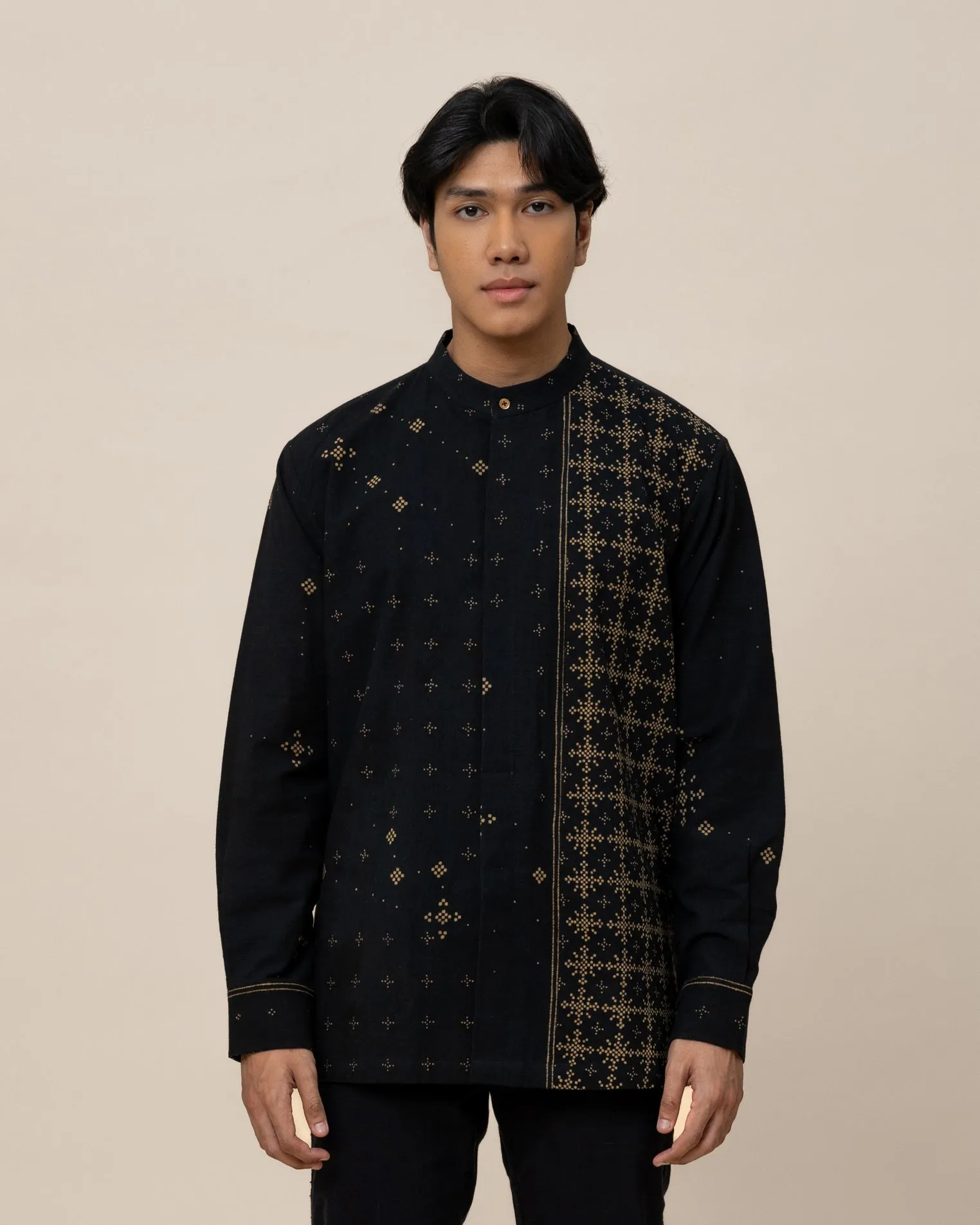 Kemeja batik pria KANJENGSLOT Structured Shirt in Angkasa motif bintang
