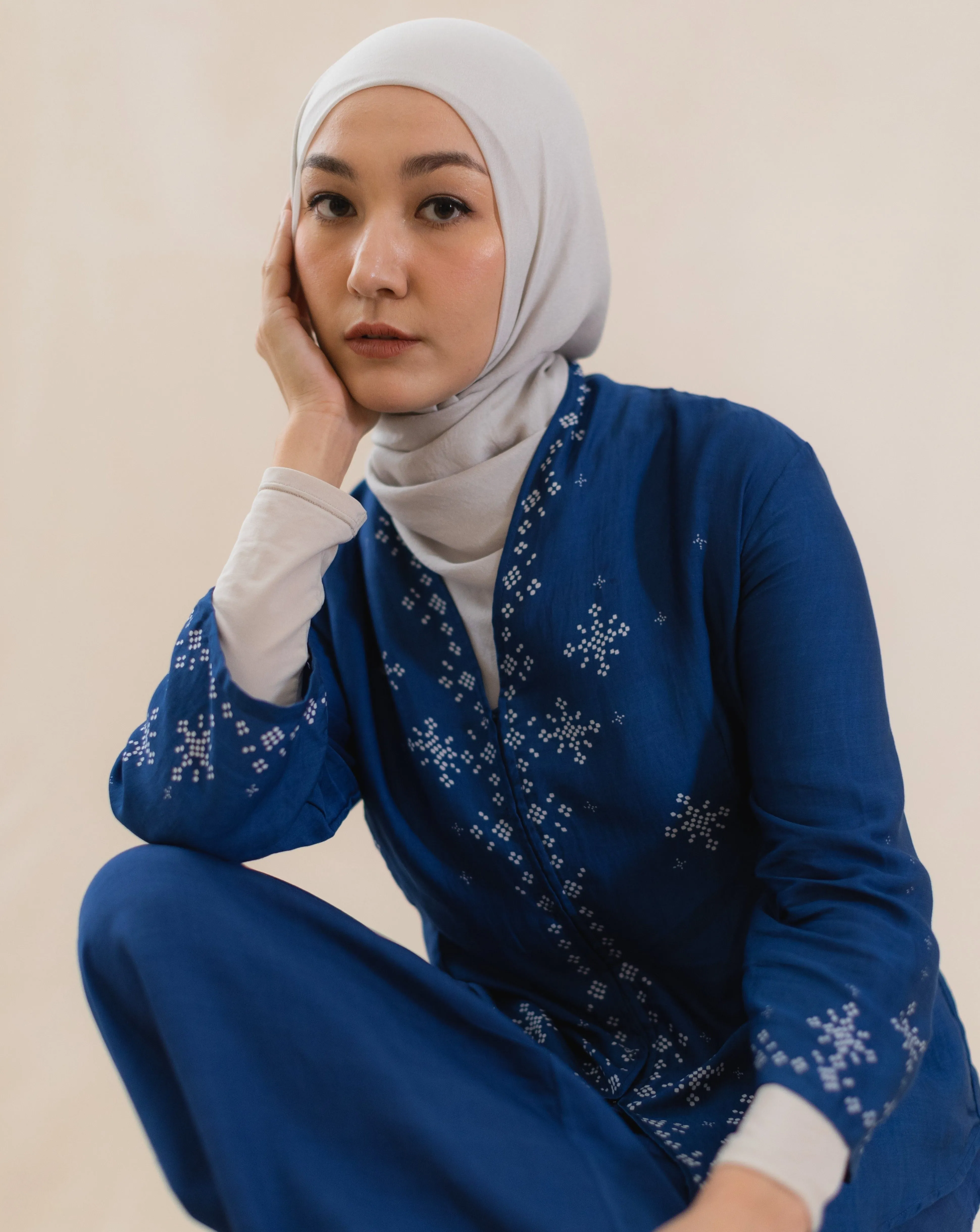 Long Sleeve Kebaya in Angkasa warna medium blue eksklusif dari PK1SLOT