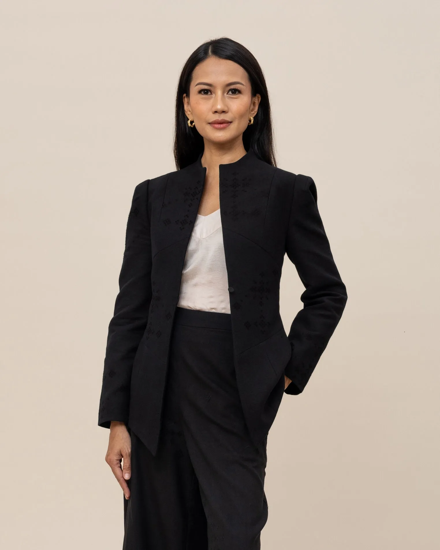 MAINCUY Kebaya Blazer in Power Edit warna hitam elegan dengan potongan bahu tegas