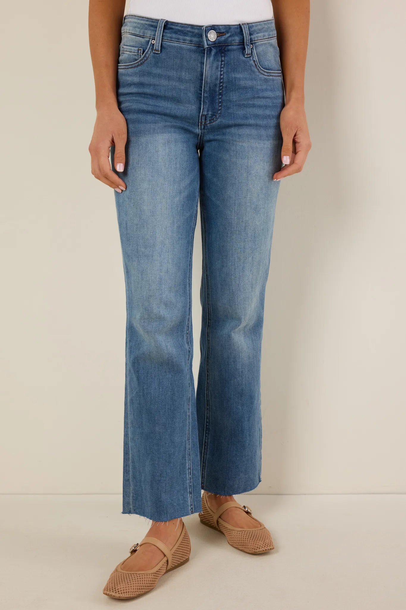 SURYA168 Kelsey Light Kick Flare Jeans warna light wash dengan siluet modern