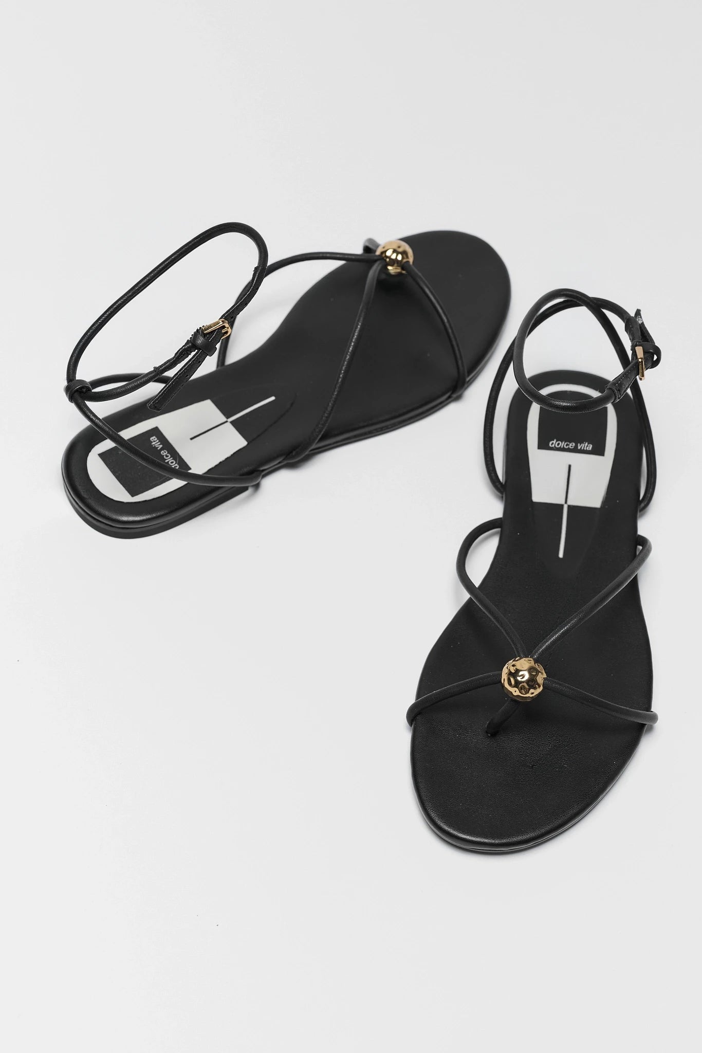 Kenley Black Sandals by Dolce Vita di MOLI77 dengan detail kulit hitam dan aksen emas