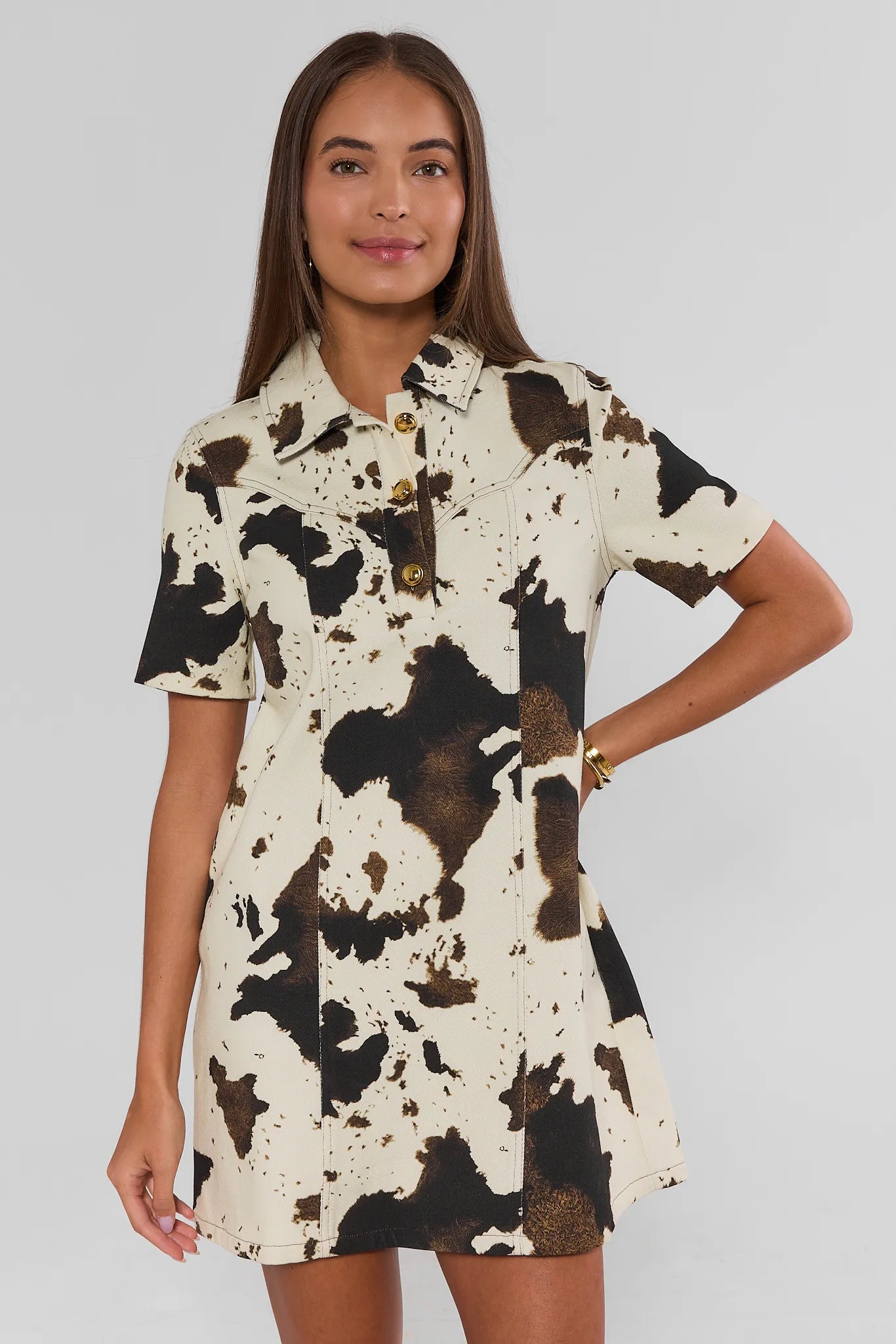 KINGBET303 Ivory Cow Print Collared Short Dress tampak depan dengan kerah dan kancing elegan