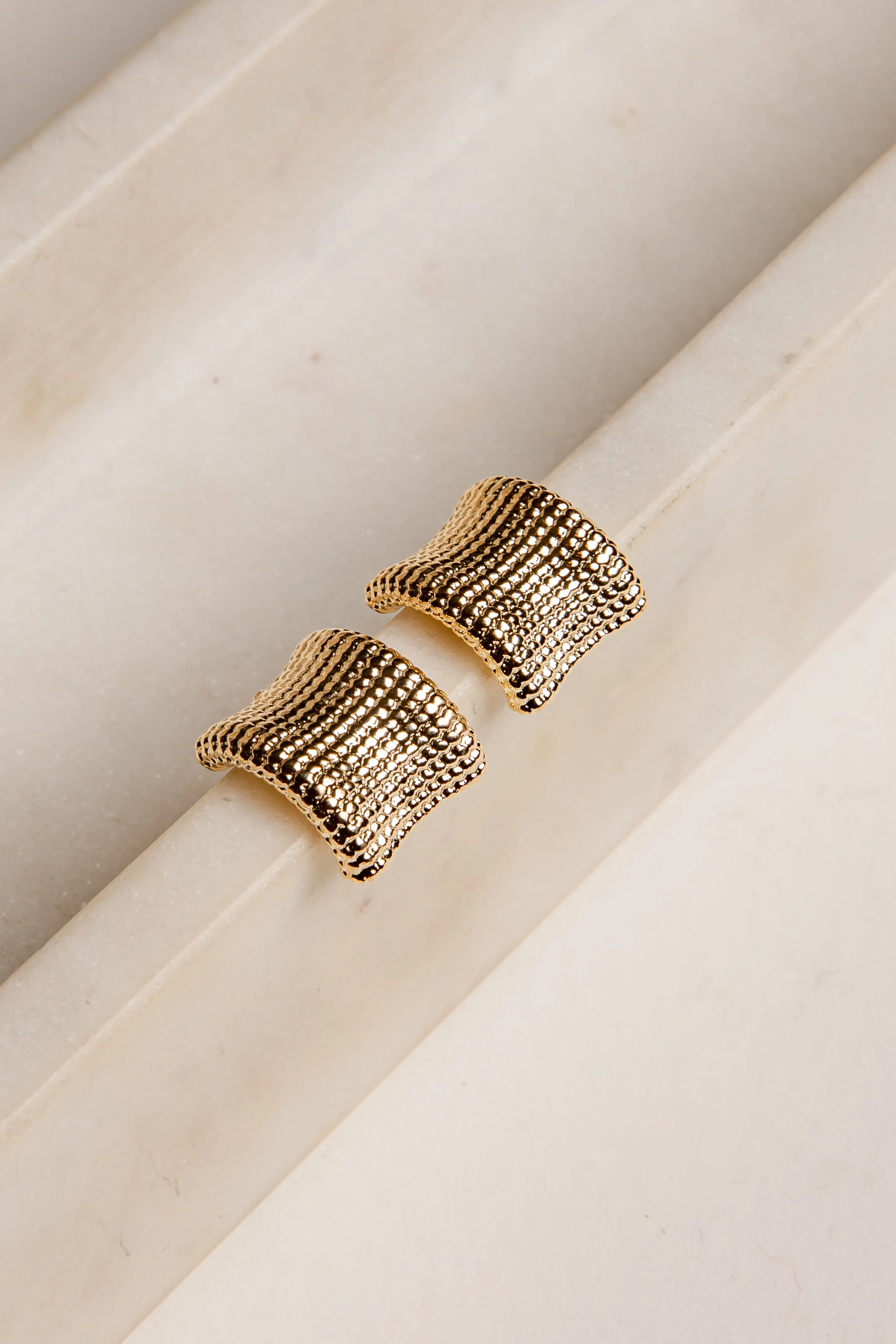 KINGBET303 Juliette Gold Textured Stud Earrings dengan desain bertekstur mewah
