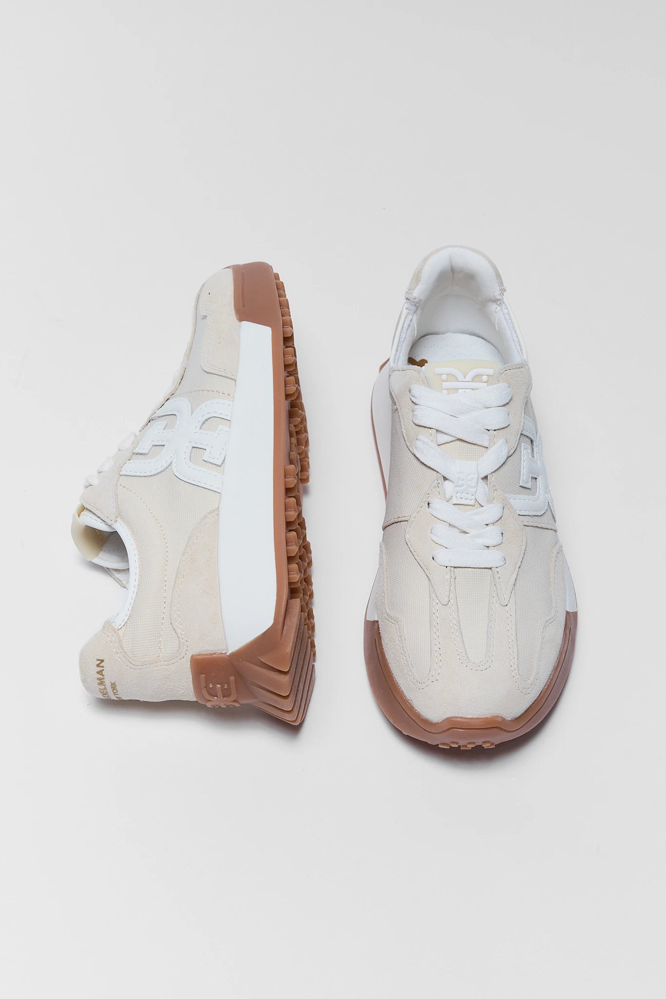 LABA33 Langley Ivory Sneakers by Sam Edelman tampak samping dengan detail suede