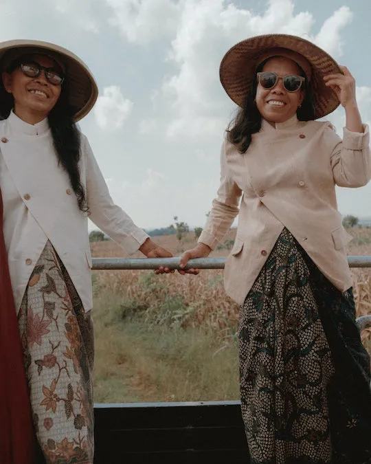 LABA33 Light Beskap in Kapas Gender Neutral dengan detail pipa tonal