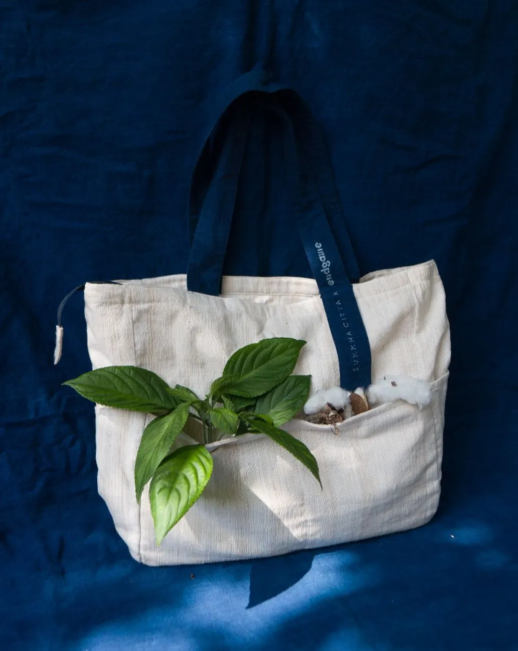 Tas The Changemaker Tote eksklusif dari MAHIRTOTO dengan tali motif Indigo Batik