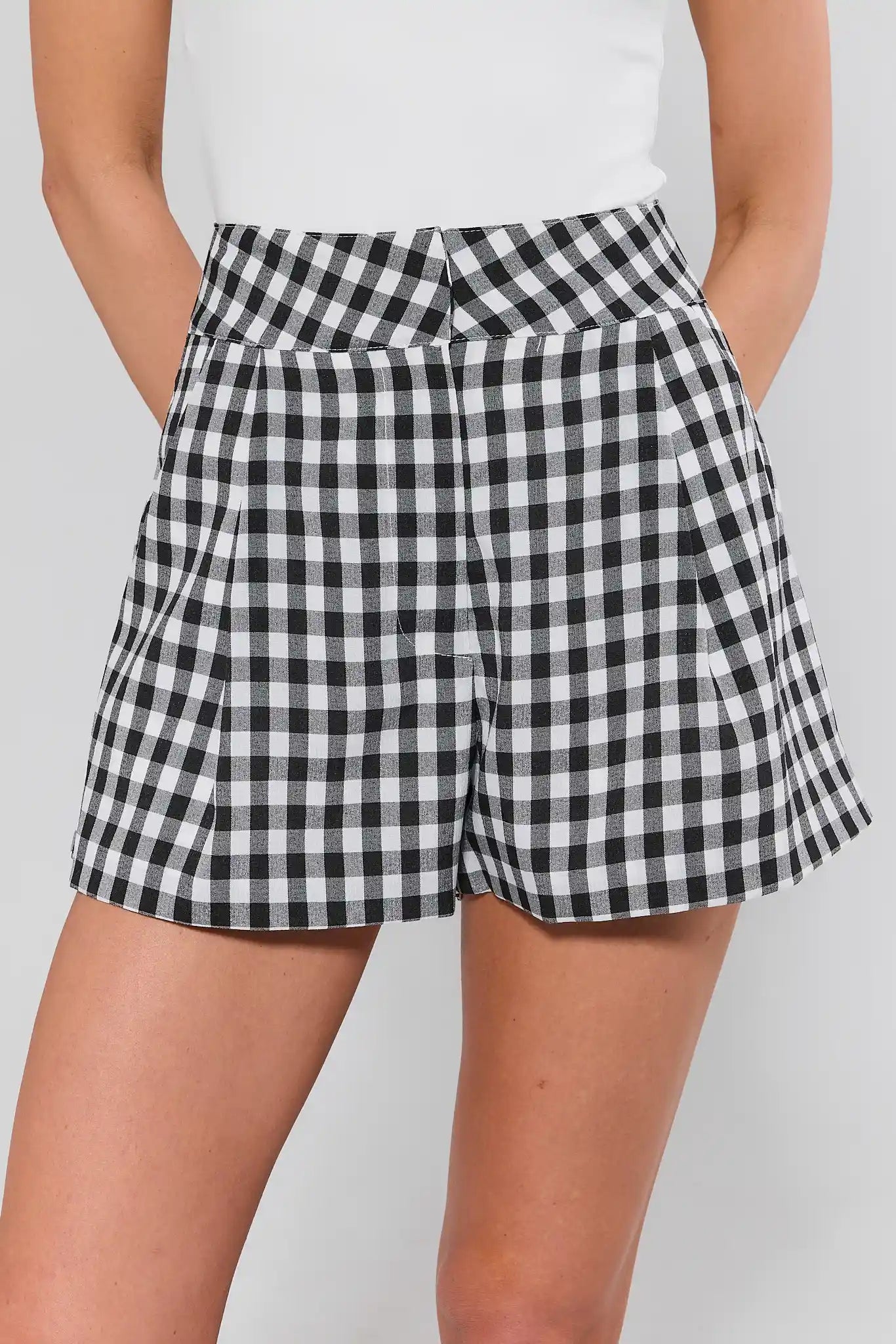 Celana pendek Saylor Black Gingham Tailored Shorts koleksi MAHIRTOTO motif kotak-kotak hitam putih