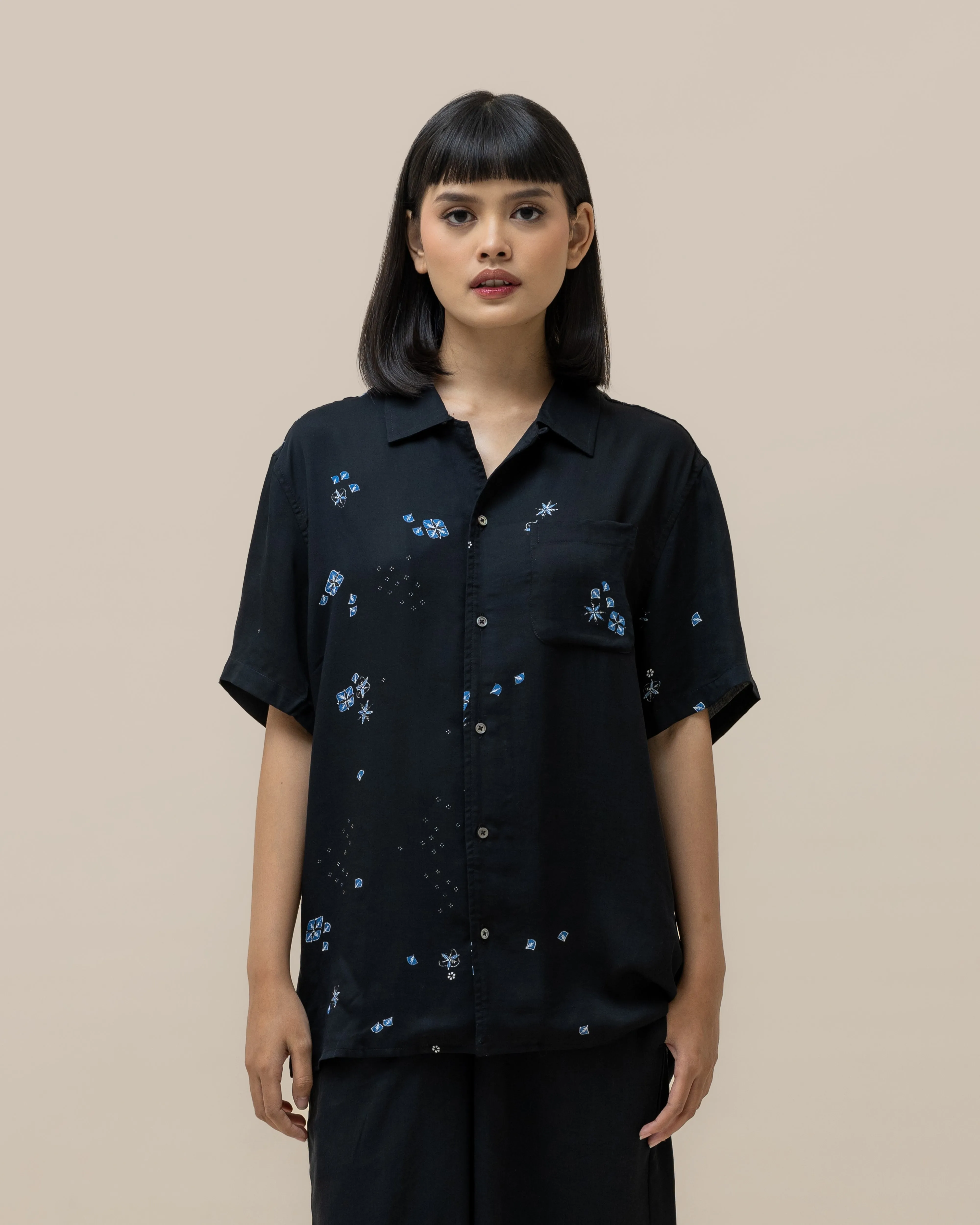 MOLI77 Nerd Shirt in Flora warna hitam gaya netral untuk pria dan wanita