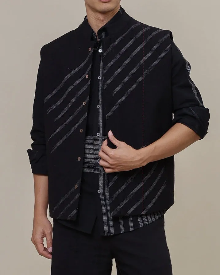 Field vest modern bernuansa hitam dengan detail garis putih koleksi PAKAR6WIN