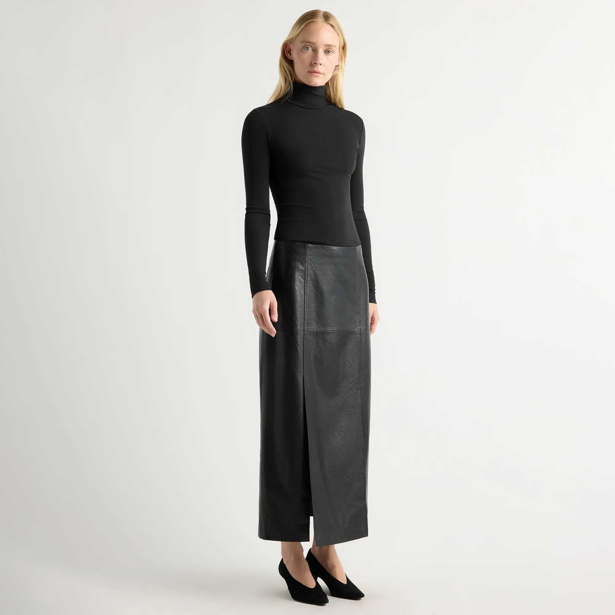Panduan gaya chic dengan padu padan rok kulit vegan yang elegan dan modern
