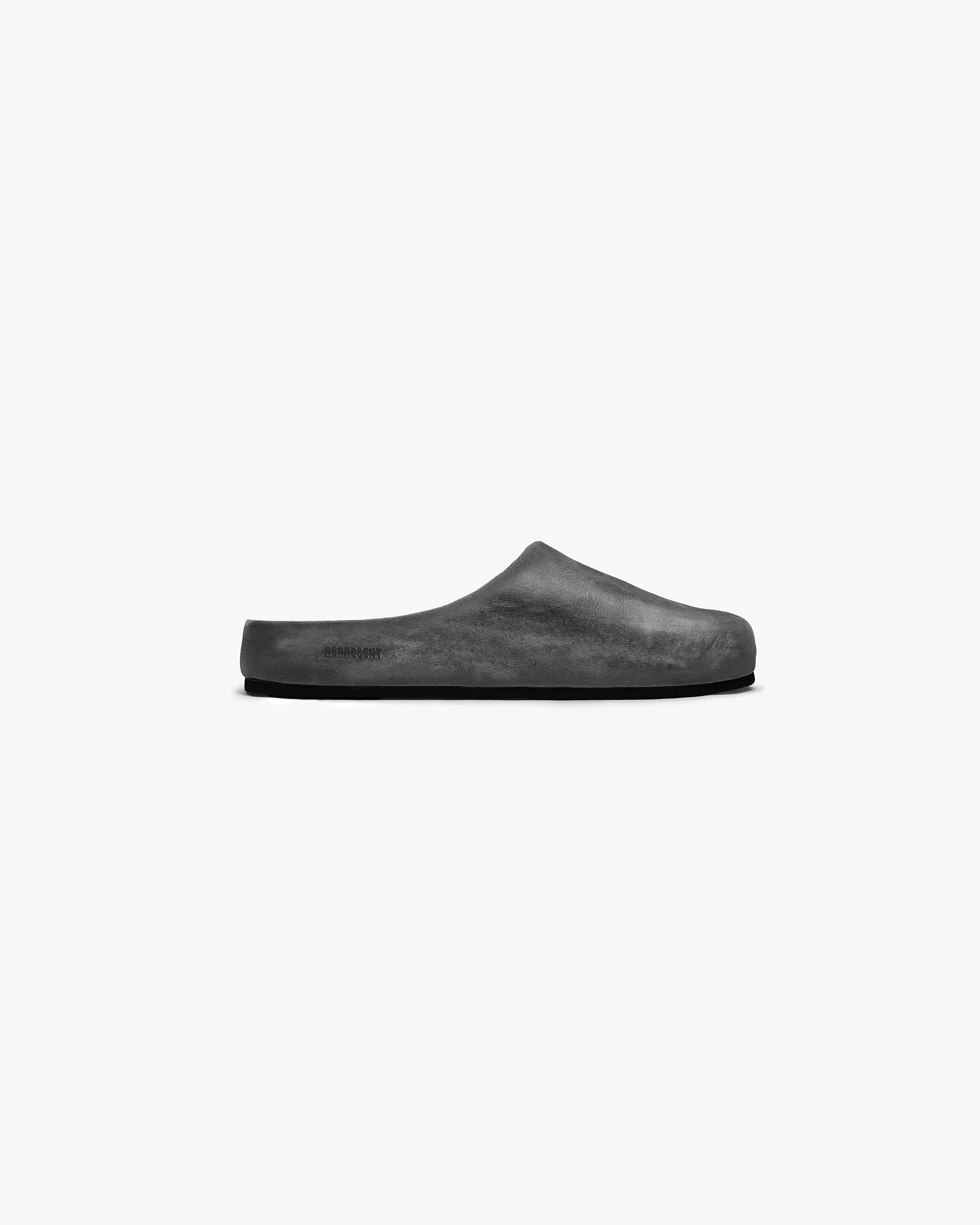 Panduan gaya sepatu slip on pria untuk tampilan kasual yang elegan