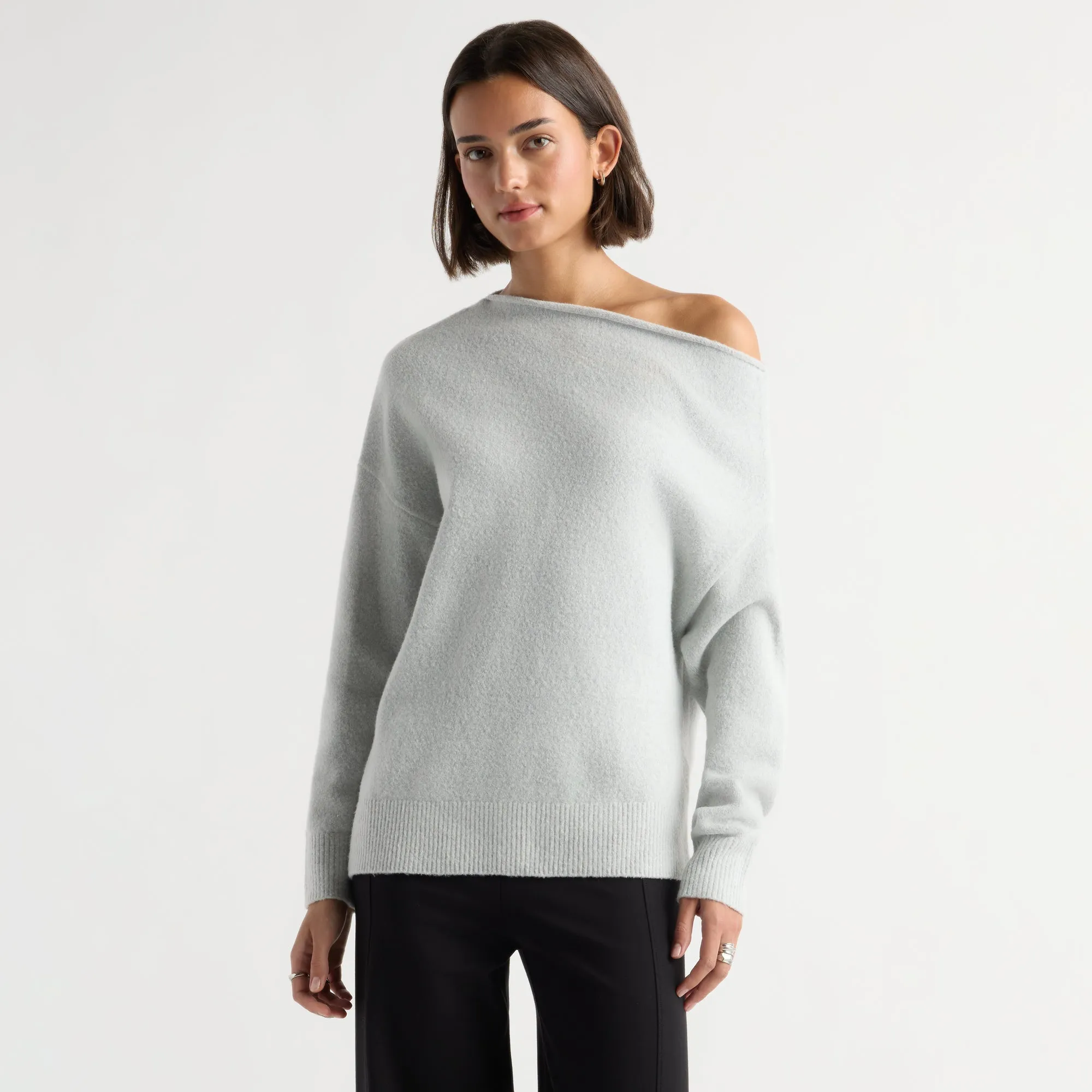 Panduan gaya sweater off-shoulder untuk tampilan anggun dan nyaman sehari-hari