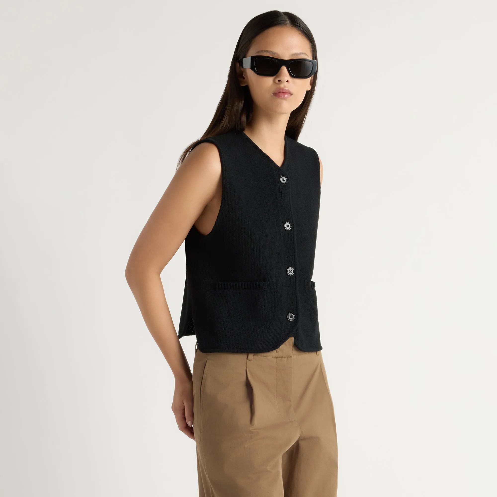 Panduan memadu padankan sweater vest untuk gaya busana elegan sehari-hari