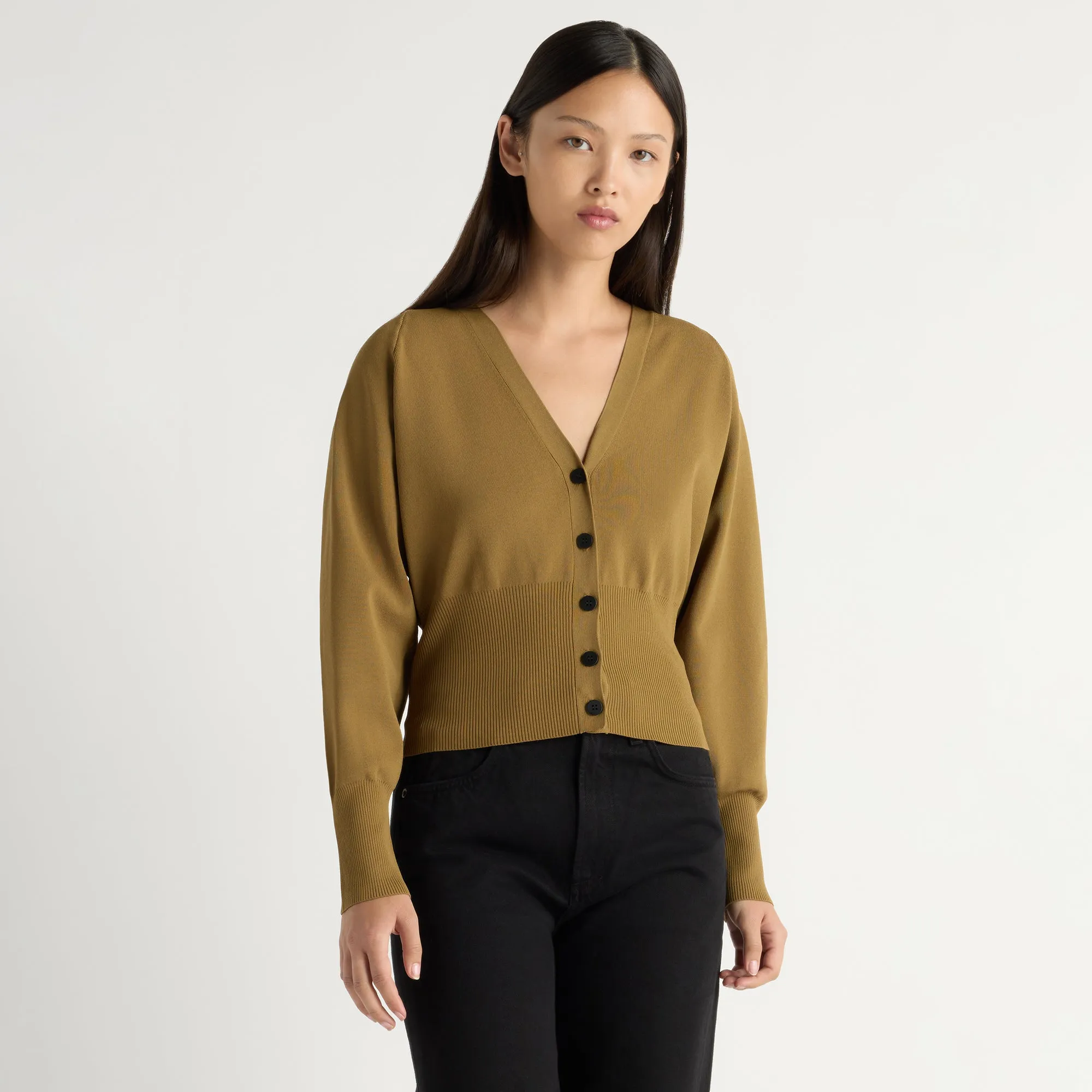 Panduan padu padan cardigan rajut elegan untuk gaya kasual sehari-hari