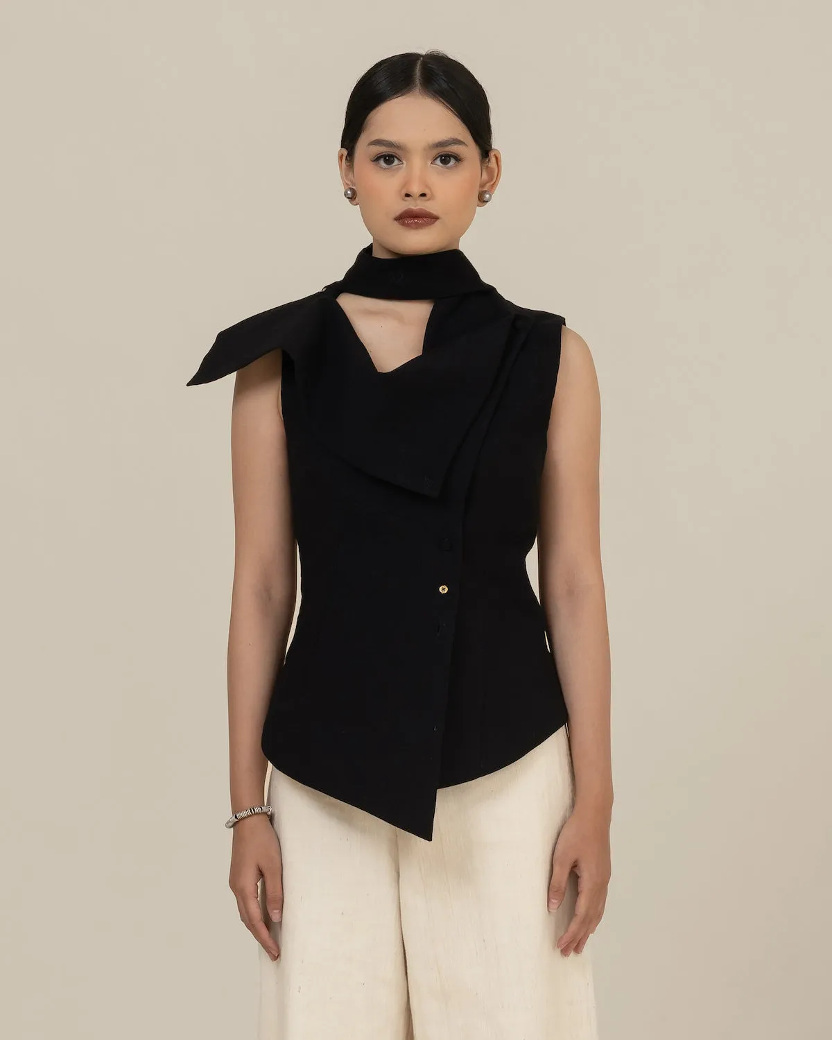 Pertiwi Kebaya modern mewah dari MEGASLOTO188 dengan desain elegan