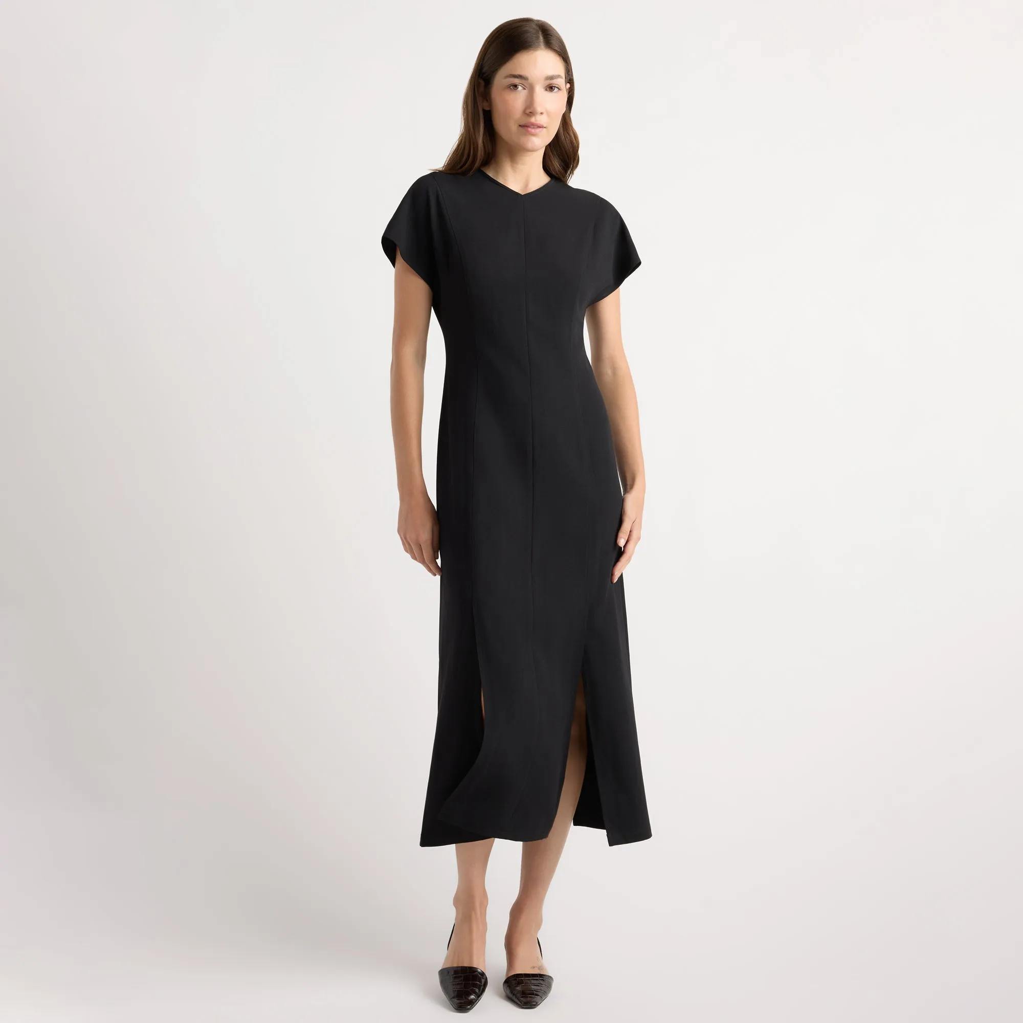 Pesona keanggunan gaun maxi hitam dengan potongan modern yang elegan