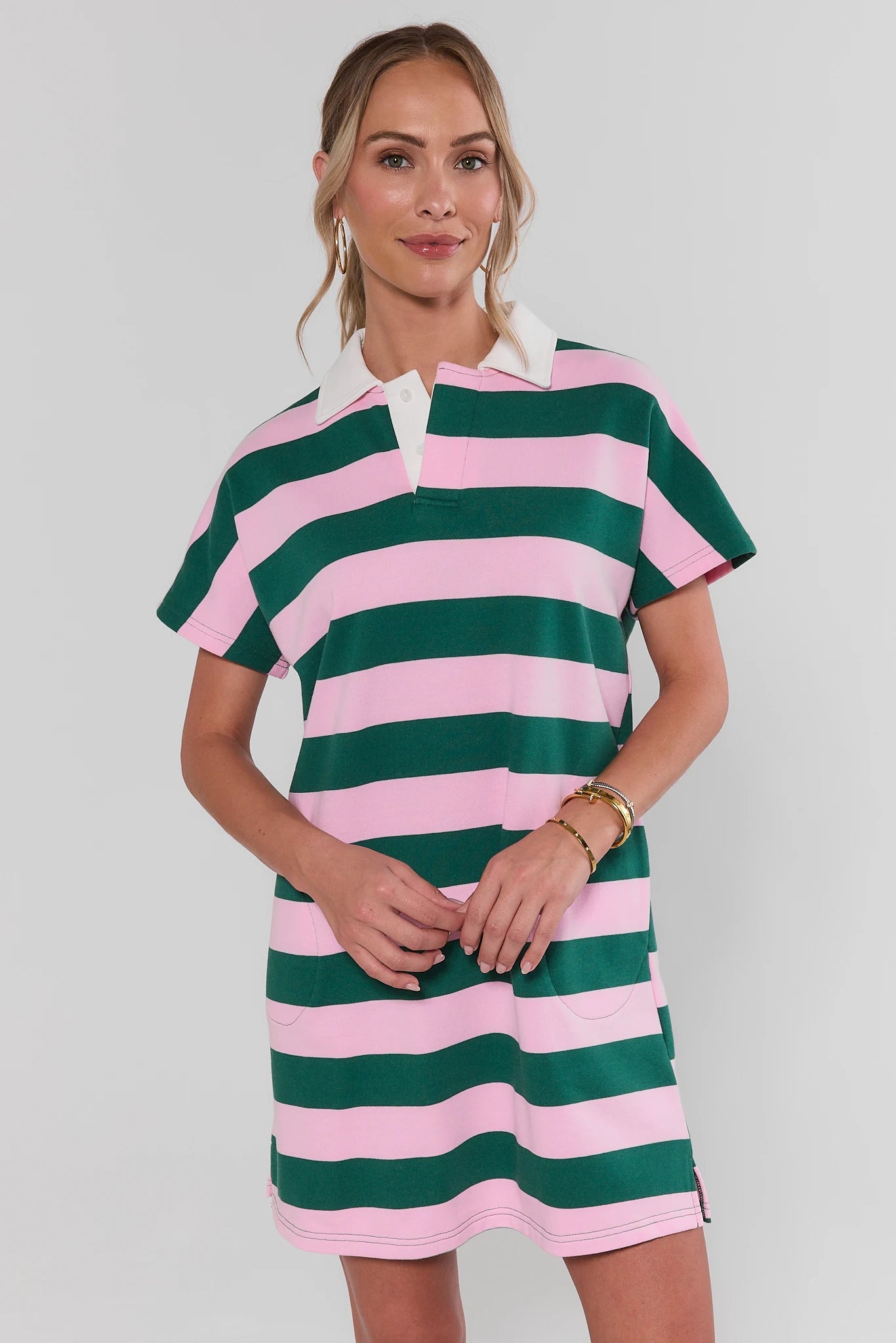 Tampilan model mengenakan Pink Striped Polo Dress dari METEORBET88