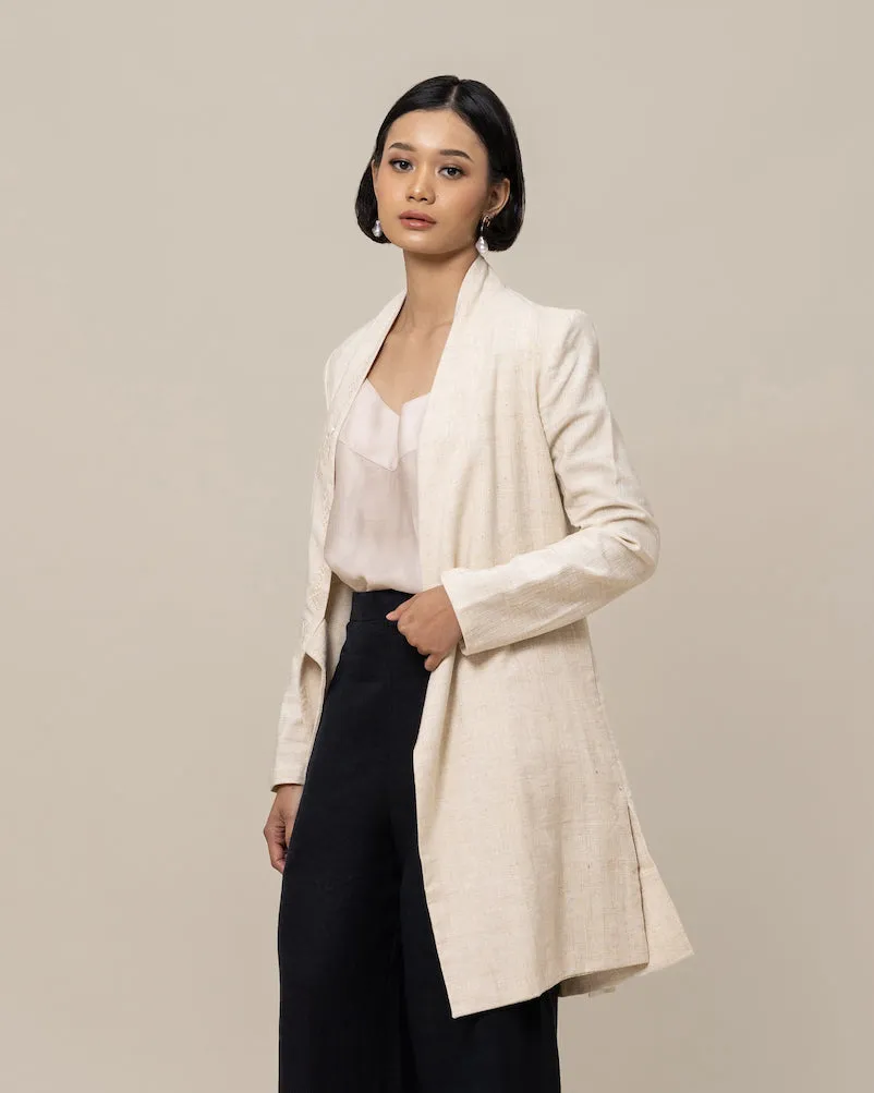 PROTOGEL Nomad Coat in Kapas tampak depan dengan detail bordir elegan