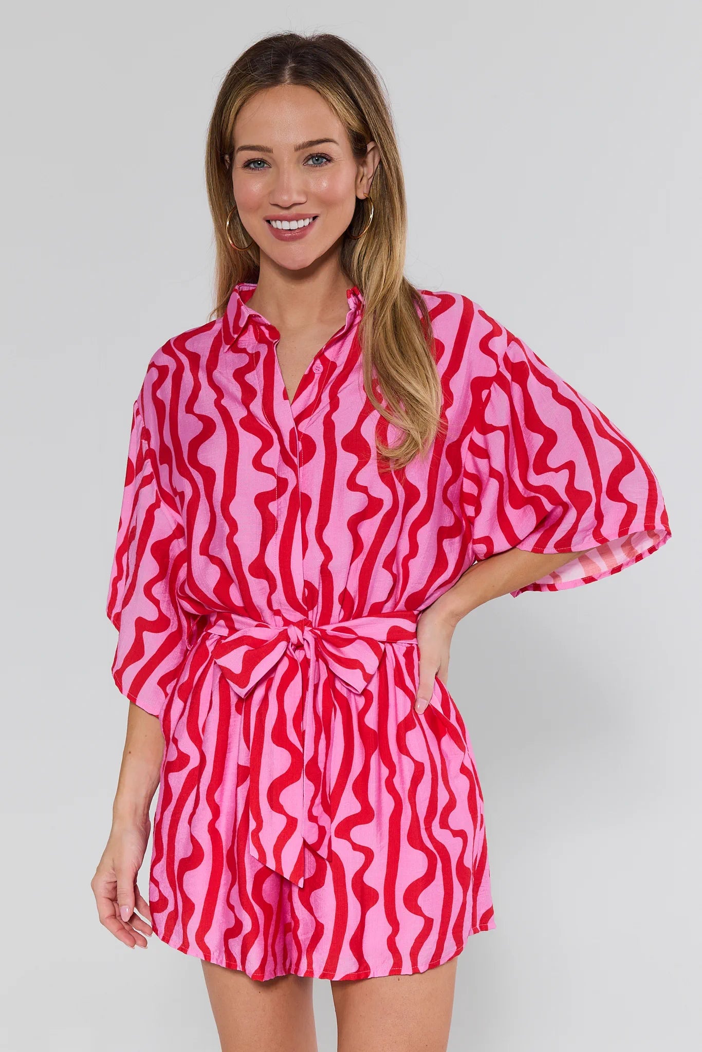 RACUNTOTO Mitzi Pink Printed Belted Romper warna pink motif abstrak