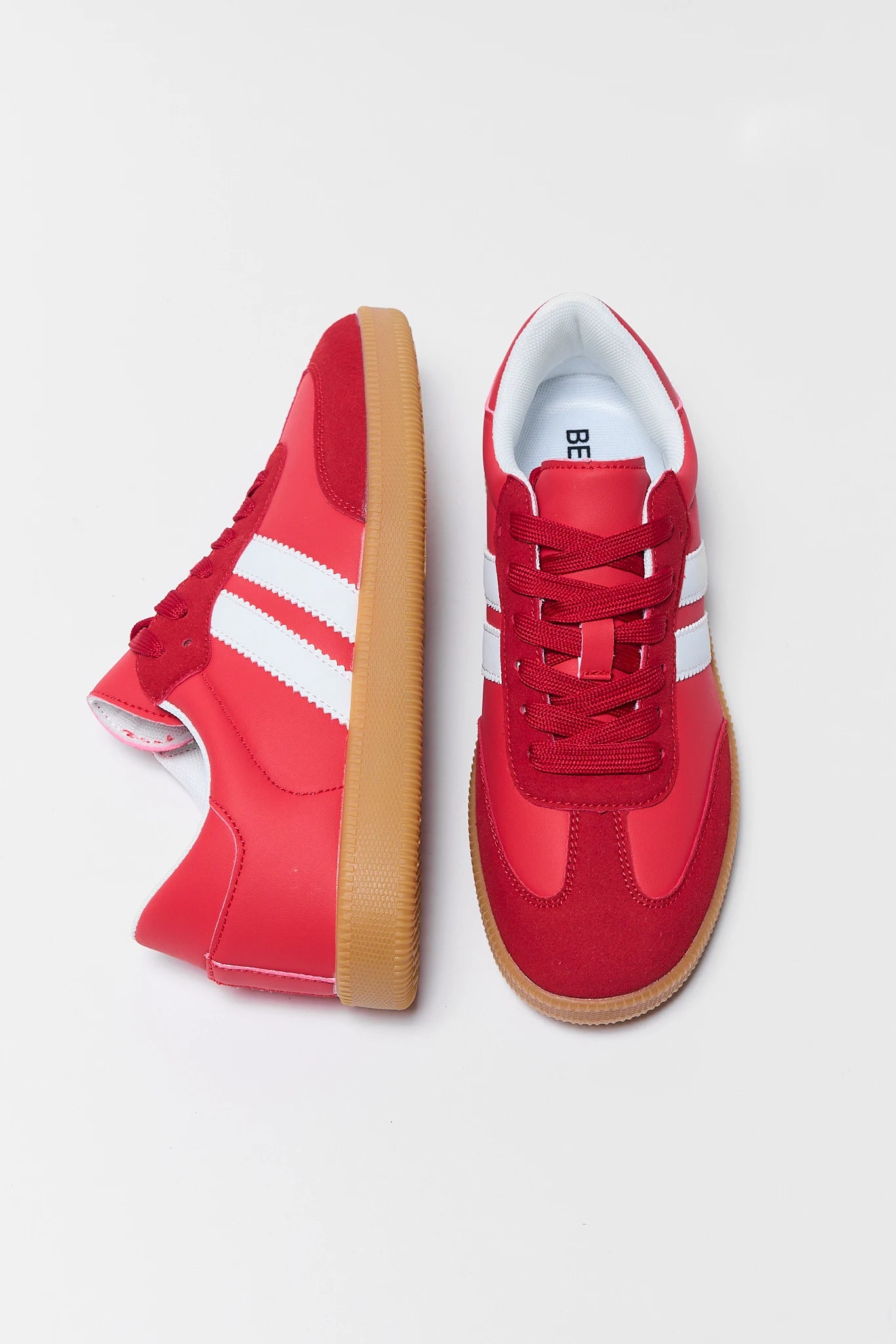 Sepatu W69 Red Contrast Stripe Sneaker warna merah dengan sol karet