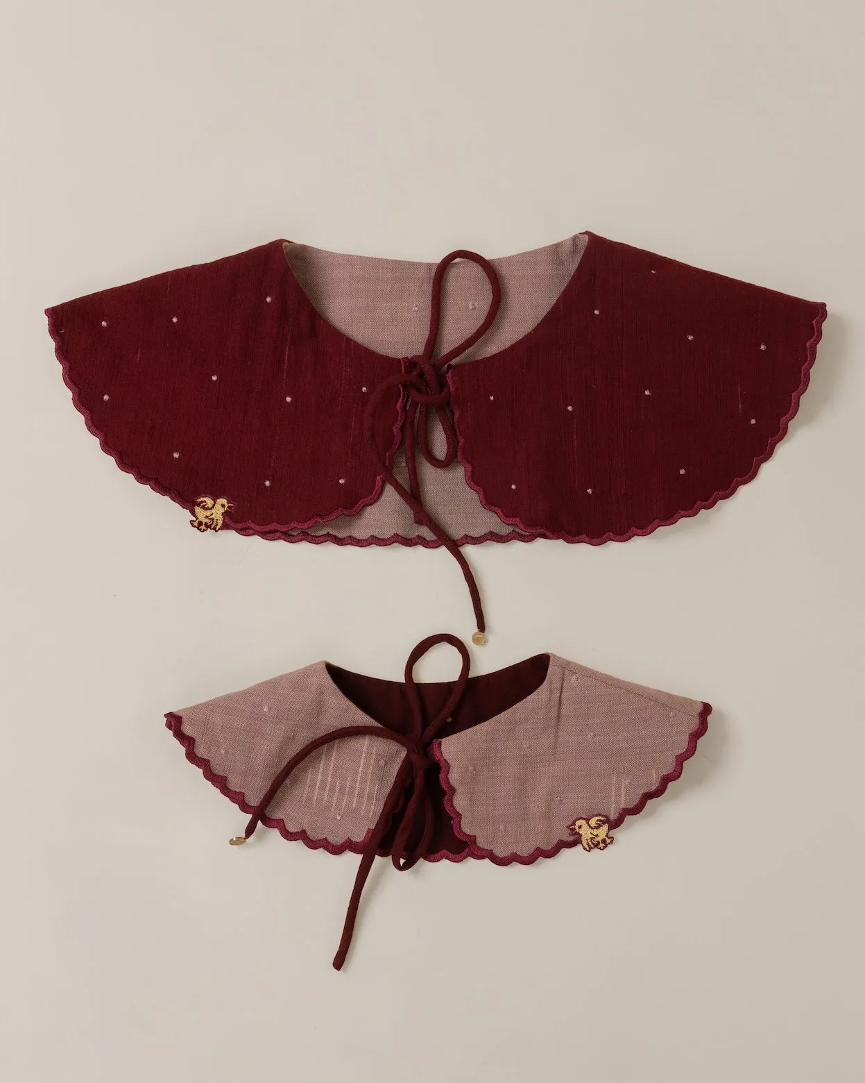 Kerah bolak-balik W69 Reversible Collar dengan sulaman tangan