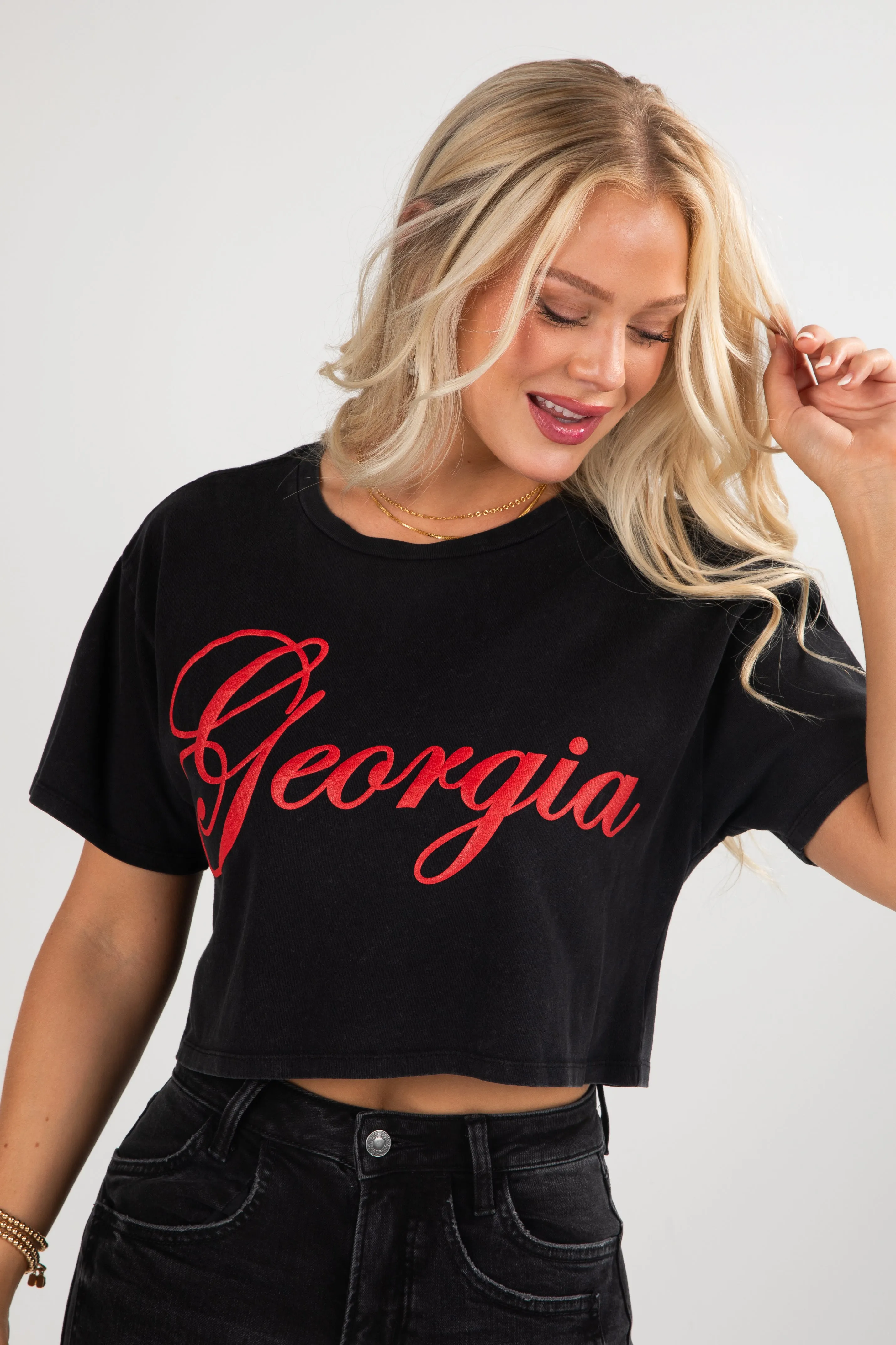 RUN113 Black Georgia Script Cropped Tee dikenakan model dengan gaya kasual