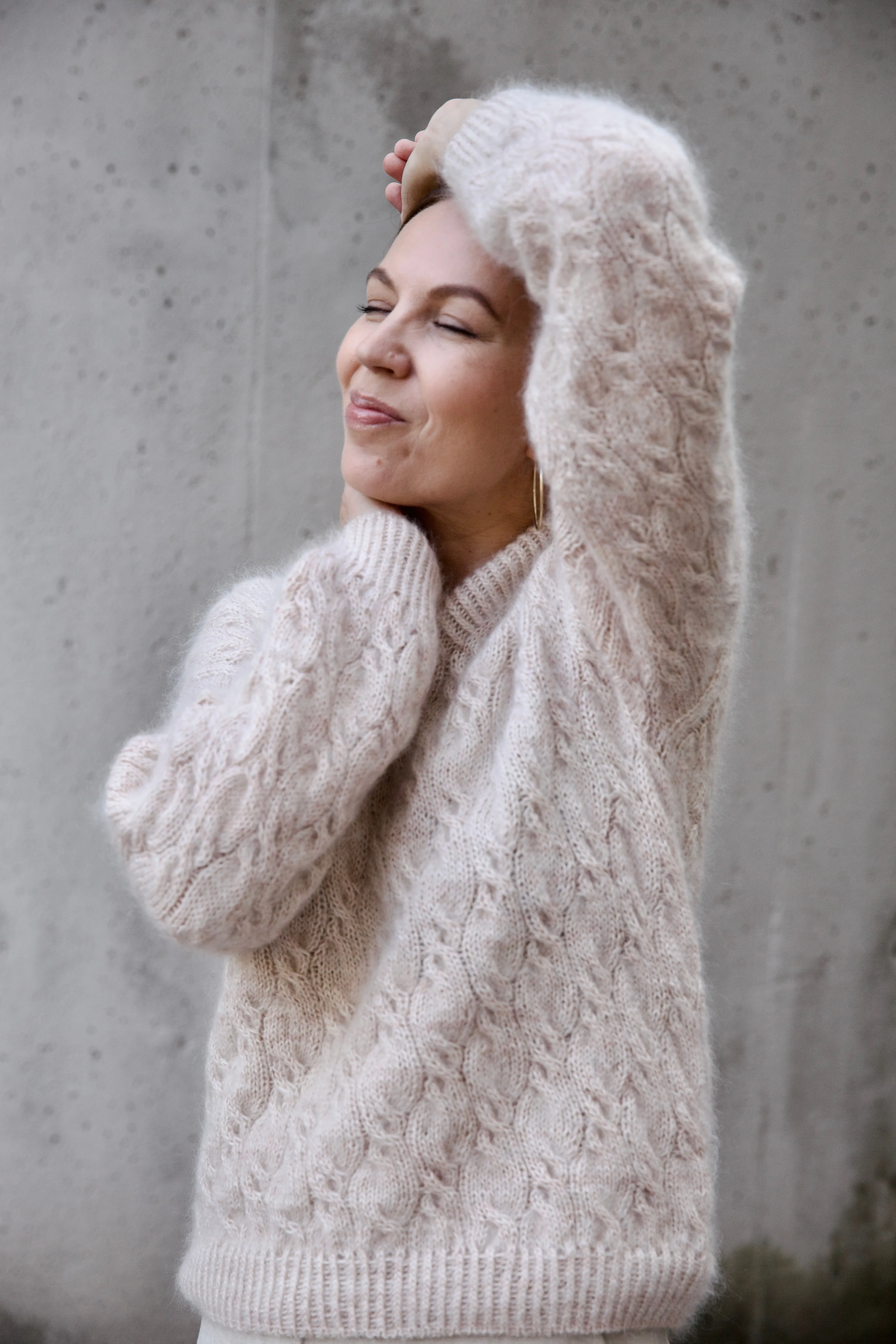 WINSORTOTO Serene Sweater rajut klasik dengan warna beige elegan yang anggun