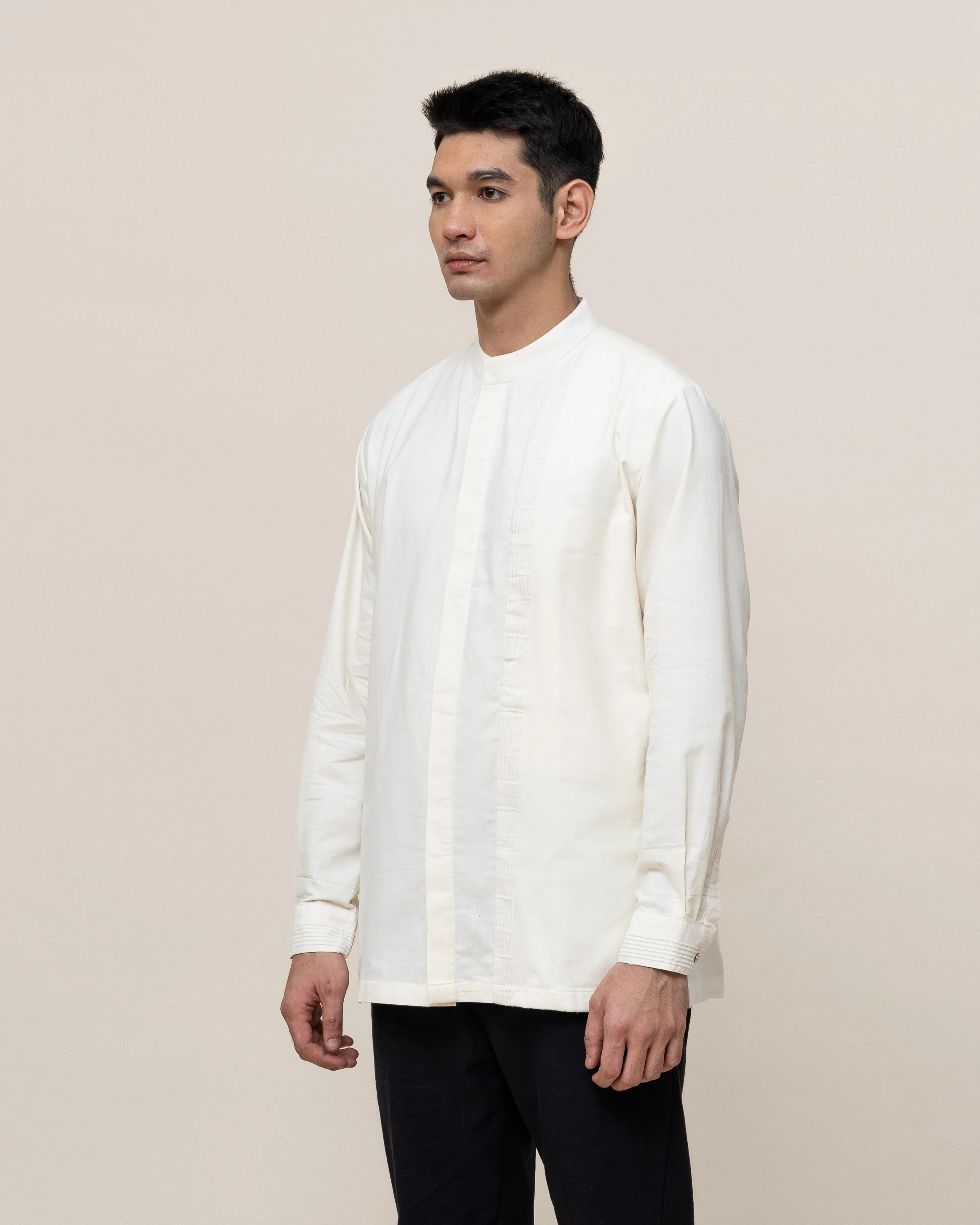 Kemeja pria katun tenun tangan warna putih natural di KONCO88