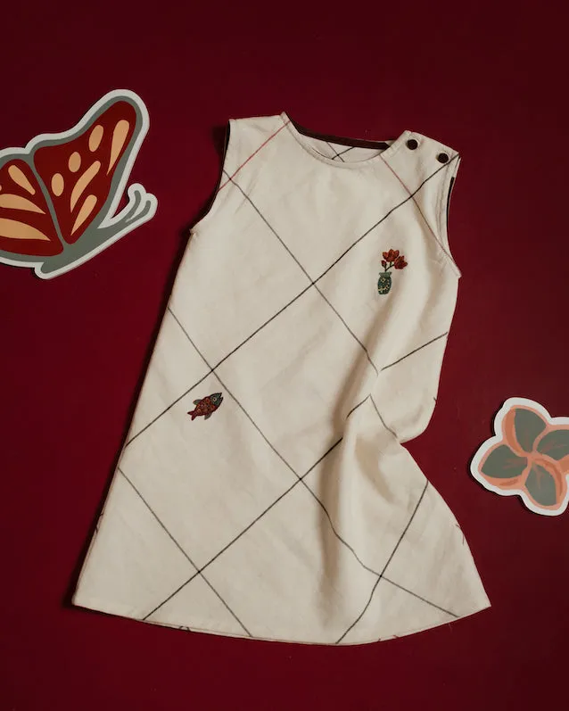 SUKSES888 Mini Shift Dress wanita dengan bahan katun handwoven dan bordir detail yang elegan