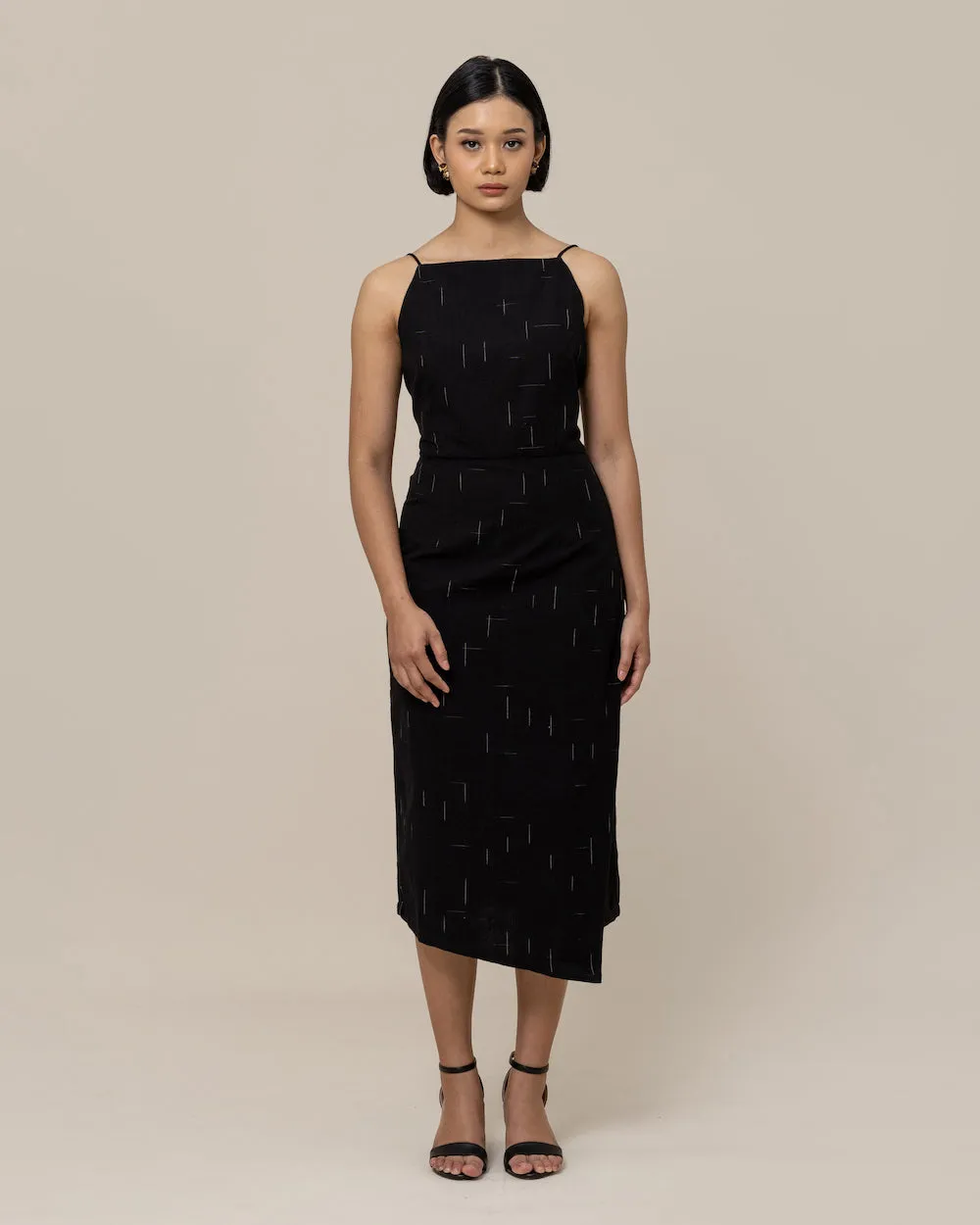 SUPERTOGEL Little Black Dress in Ikatan dengan siluet elegan dan bahan katun tenun tangan premium
