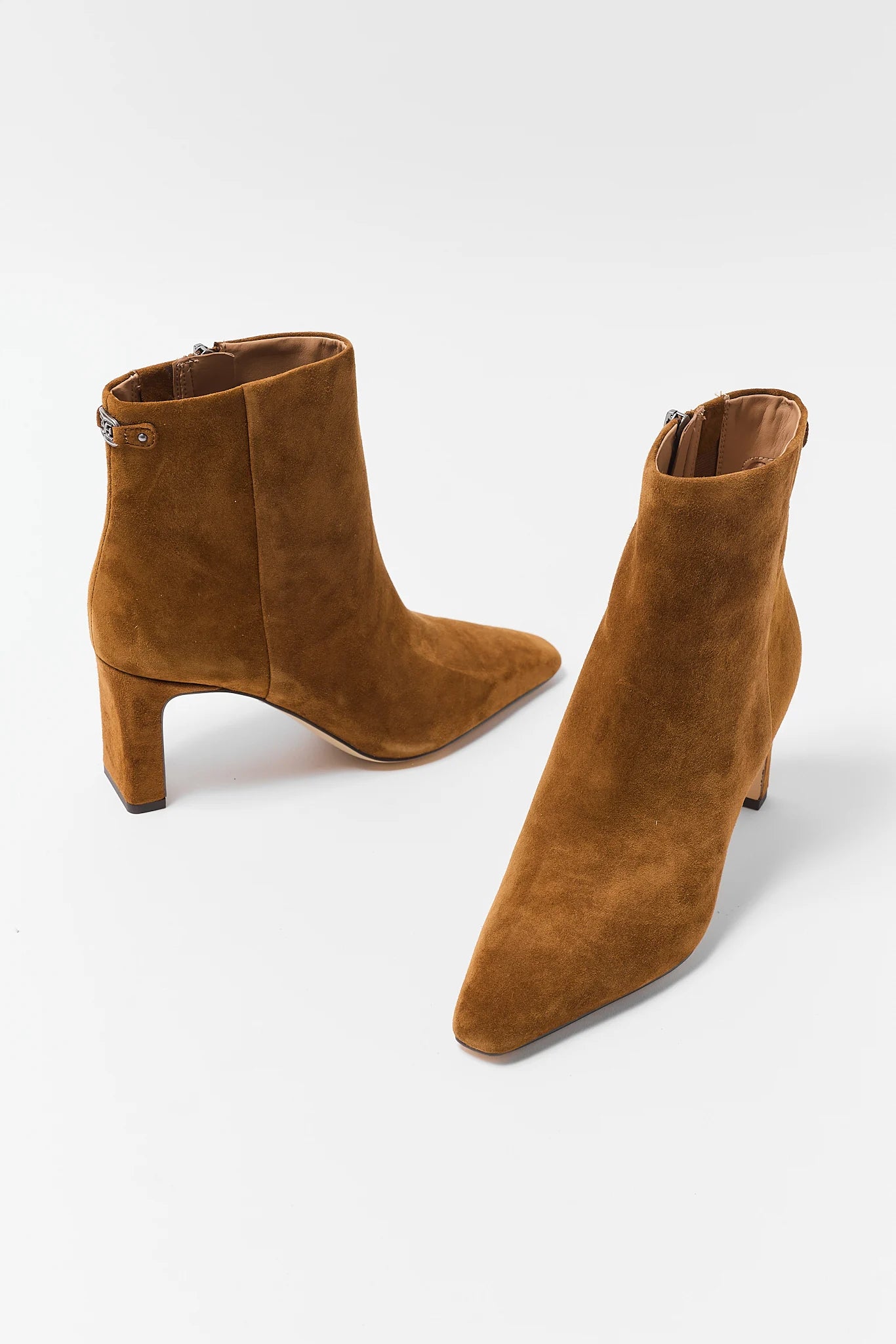 SUPERTOGEL Saige Tan Ankle Bootie dengan bahan suede warna cokelat hangat dan ujung runcing