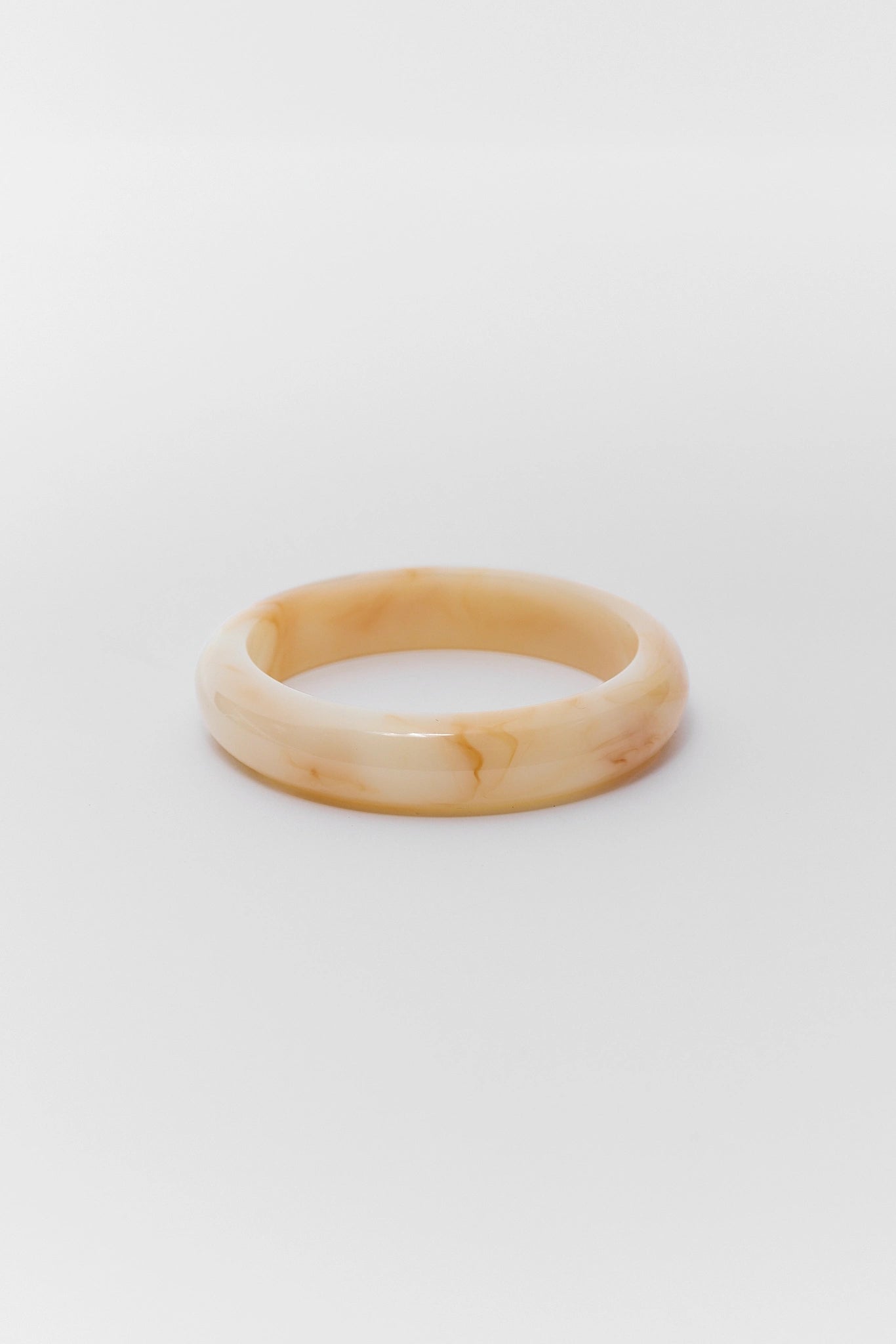 Tan Resin Bangle Bracelet warna tan elegan dari koleksi PAKAR6WIN