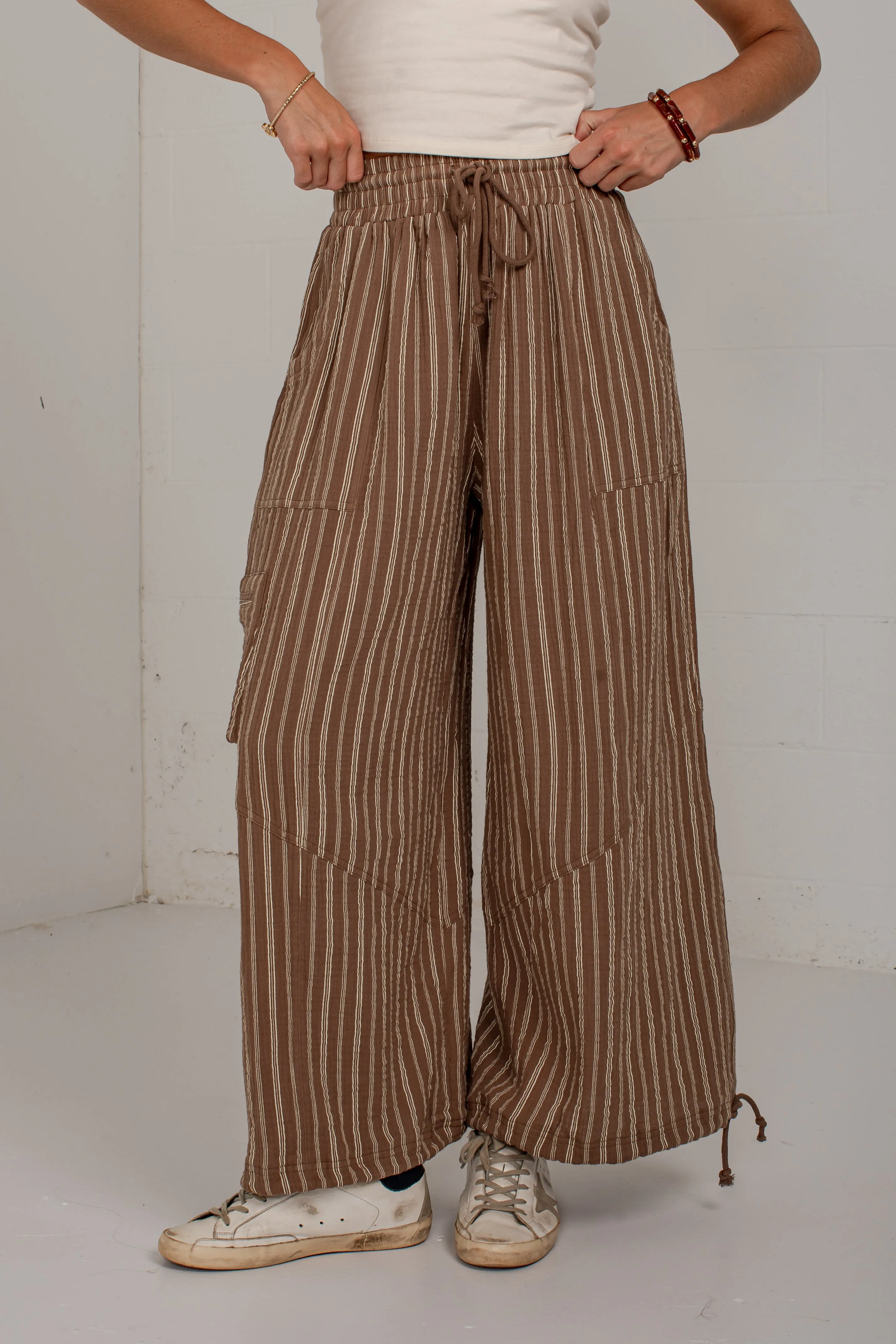 Tan Striped Cargo Pants terbaik dari MEGASLOTO188 dengan model stylish