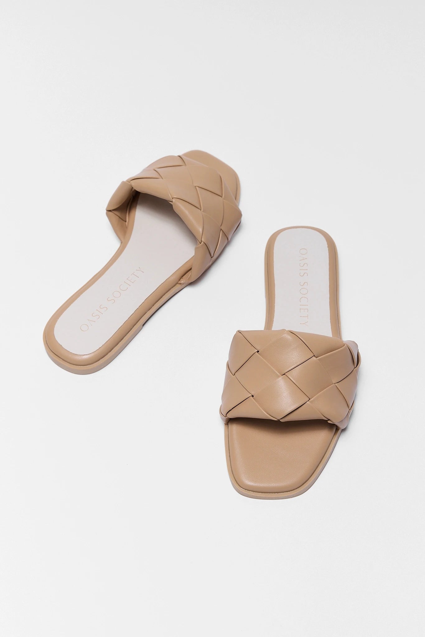 MAINCUY Tan Woven Sandals model slip-on warna cokelat dengan desain anyaman