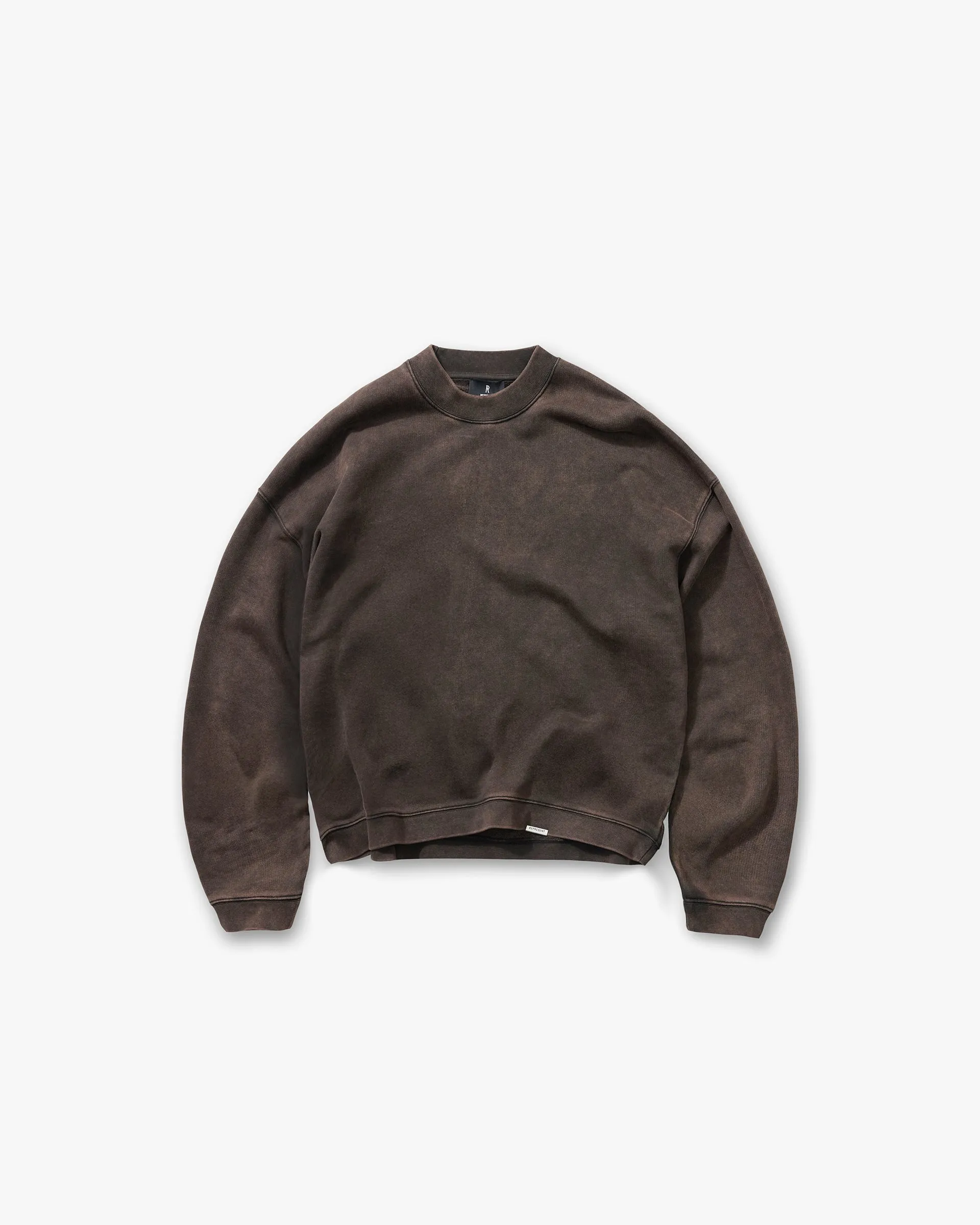 Panduan gaya oversized sweater untuk tampilan kasual yang modis