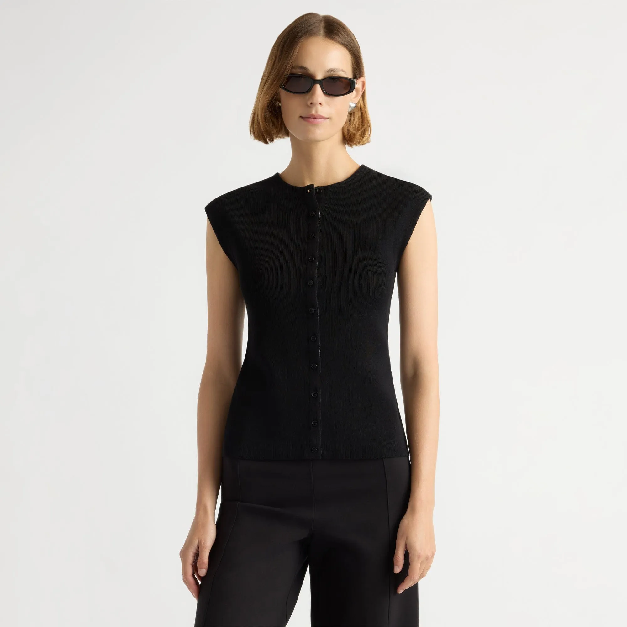 Panduan gaya sweater vest katun untuk tampilan kasual elegan sehari-hari