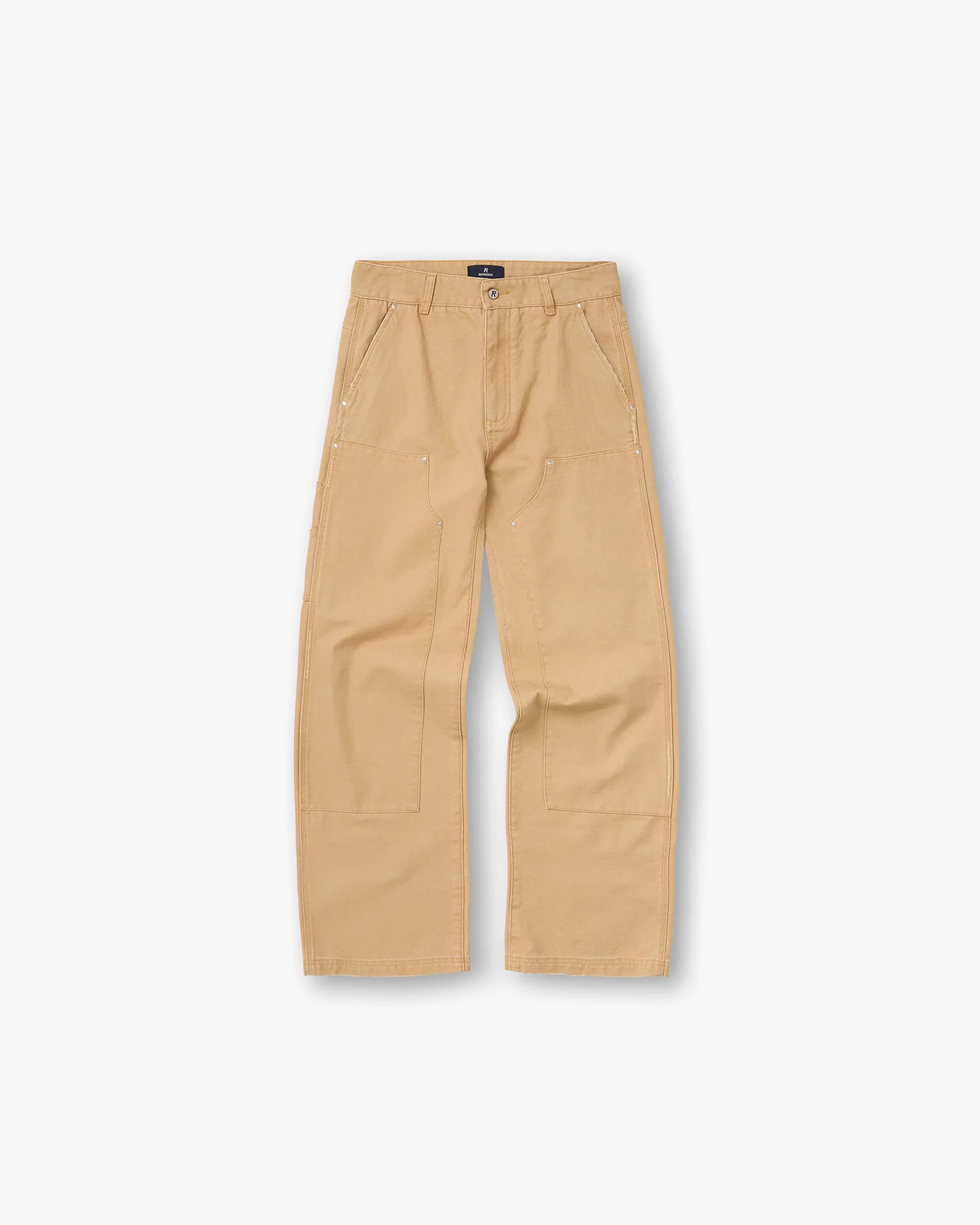 Panduan gaya workwear pria dengan celana utilitas dan nuansa kasual